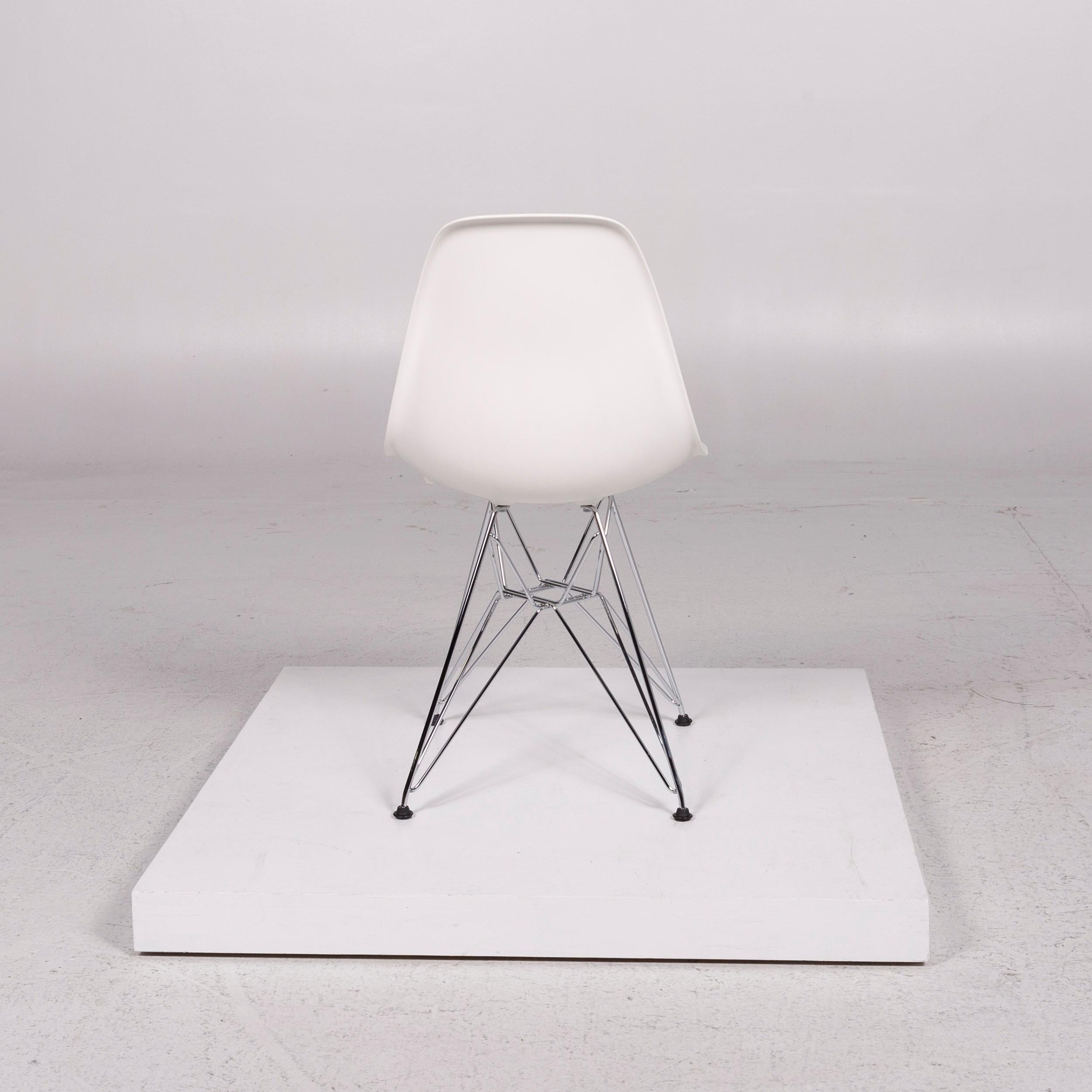 Contemporary Vitra Eames Plastic Side Chair DSR White Plastic Chair White incl. Upholstery