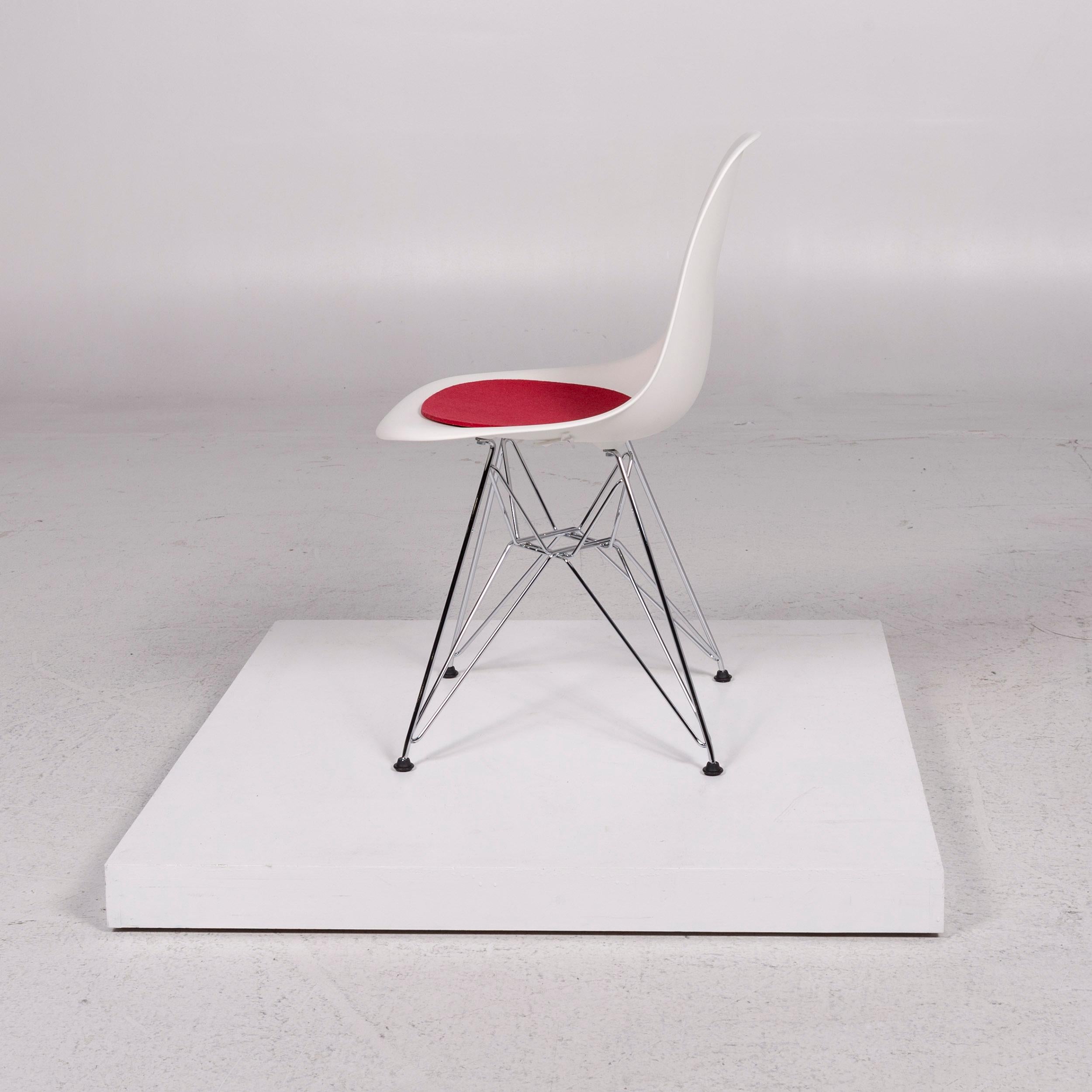 Vitra Eames Plastic Side Chair DSR White Plastic Chair White incl. Upholstery 1