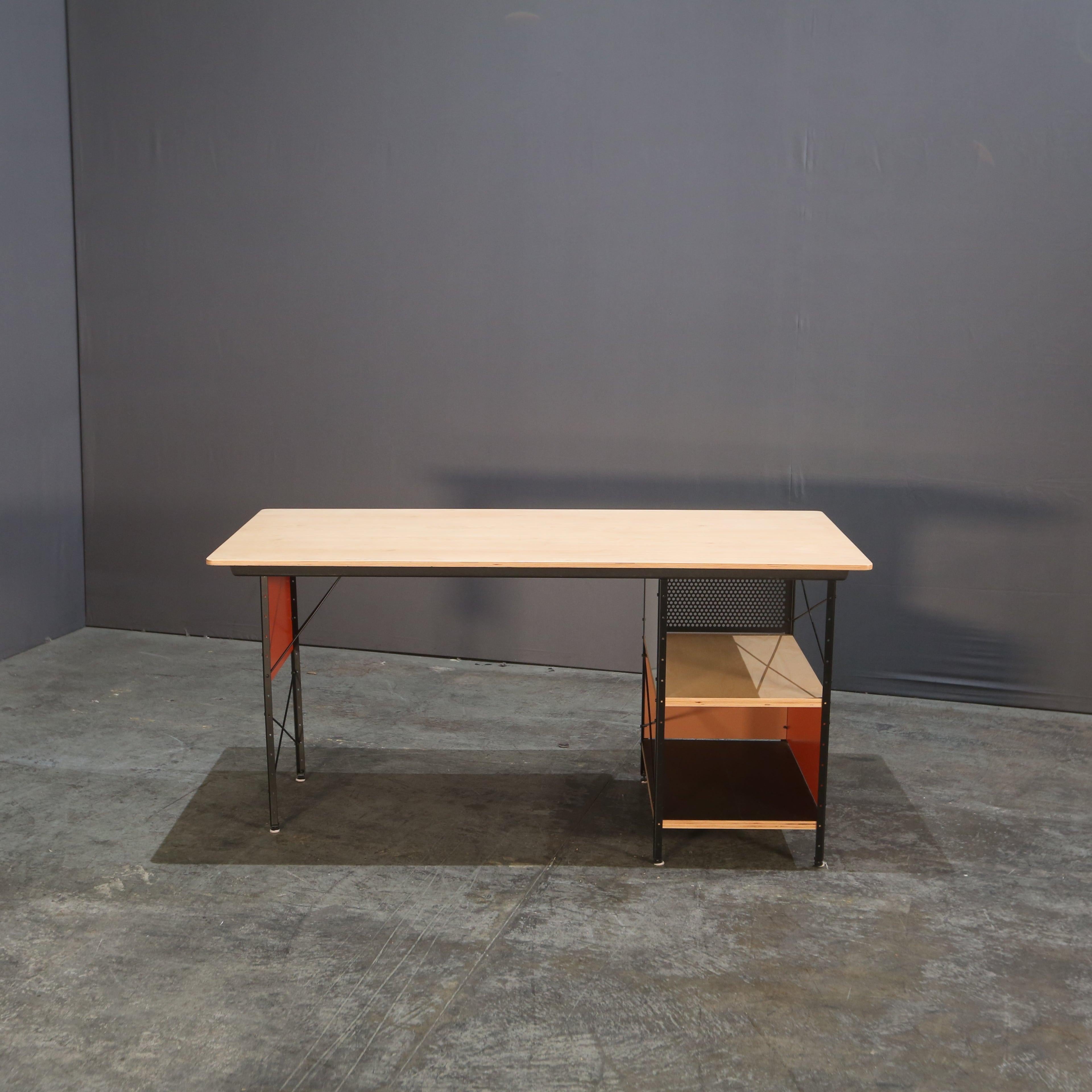 Der Vitra EDU-Schreibtisch ist ein zeitloses und funktionelles Möbelstück, das von dem legendären Designerduo Charles und Ray Eames entworfen wurde. Dieser mit Präzision und Liebe zum Detail gefertigte Schreibtisch besticht durch sein elegantes und