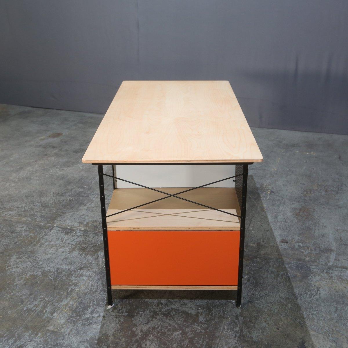 Der Vitra EDU-Schreibtisch ist ein zeitloses und funktionelles Möbelstück, das von dem legendären Designerduo Charles und Ray Eames entworfen wurde. Dieser mit Präzision und Liebe zum Detail gefertigte Schreibtisch besticht durch sein elegantes und