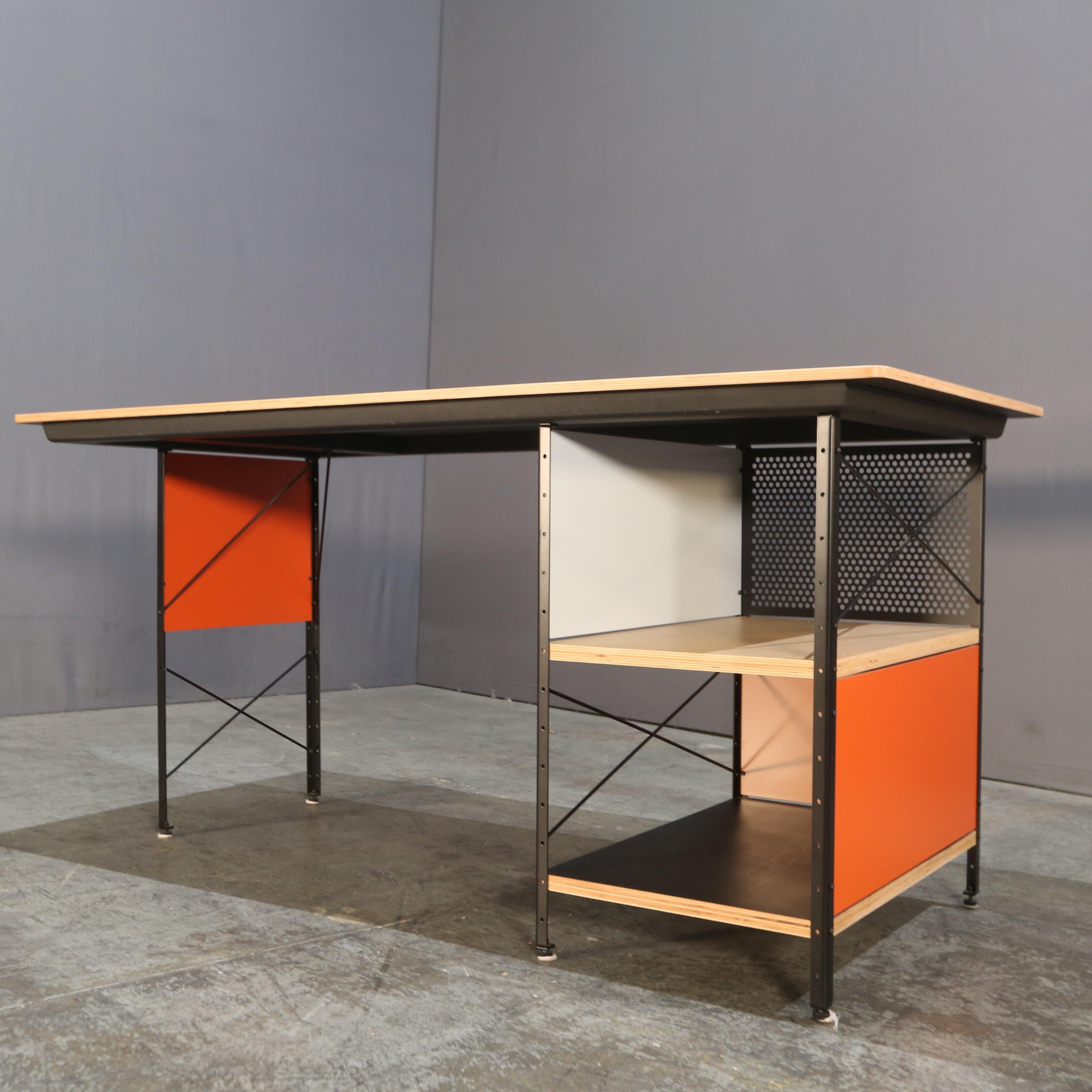 Vitra EDU Schreibtisch von Charles & Ray Eames im Zustand „Gut“ in Basildon, London