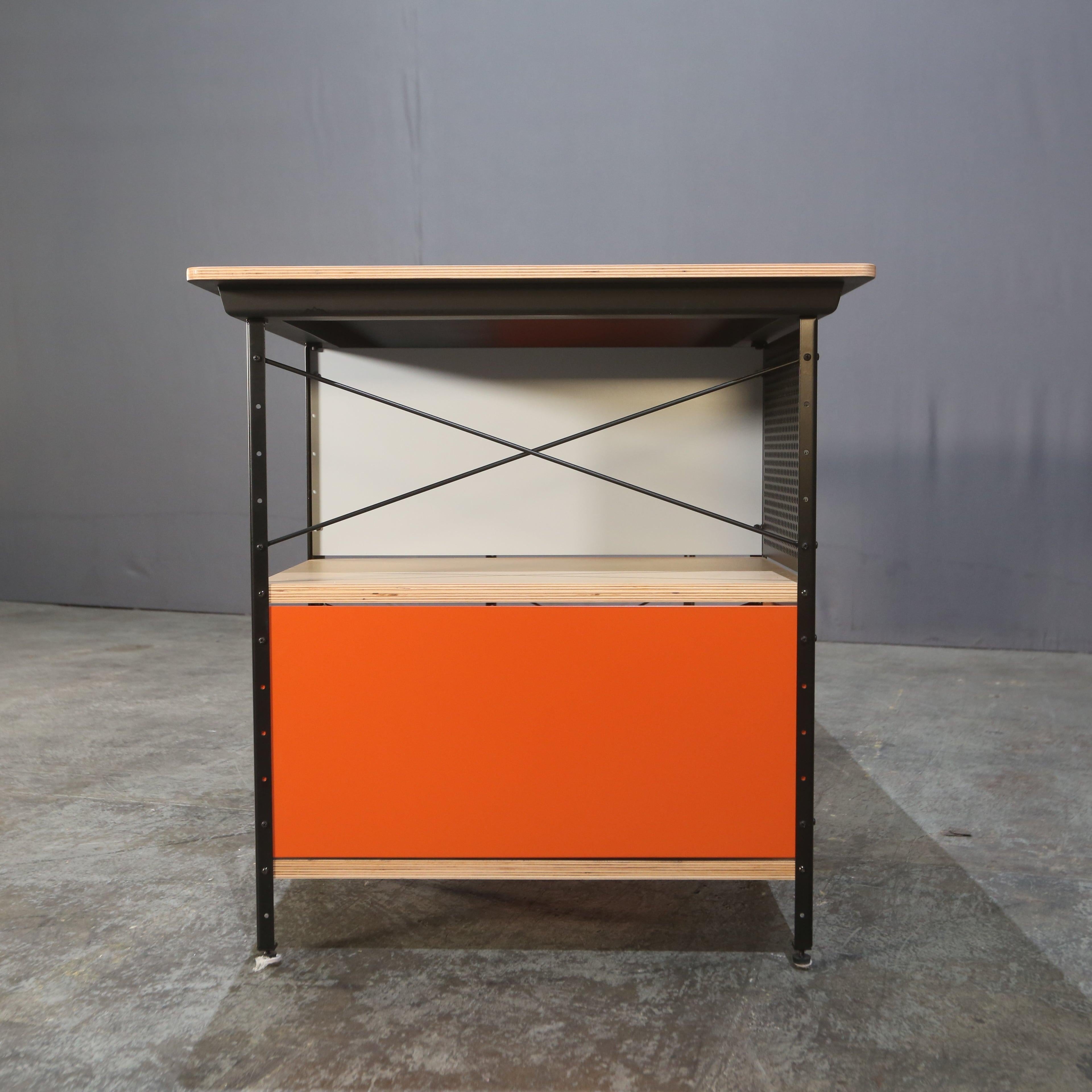 Vitra EDU Schreibtisch von Charles & Ray Eames (21. Jahrhundert und zeitgenössisch)