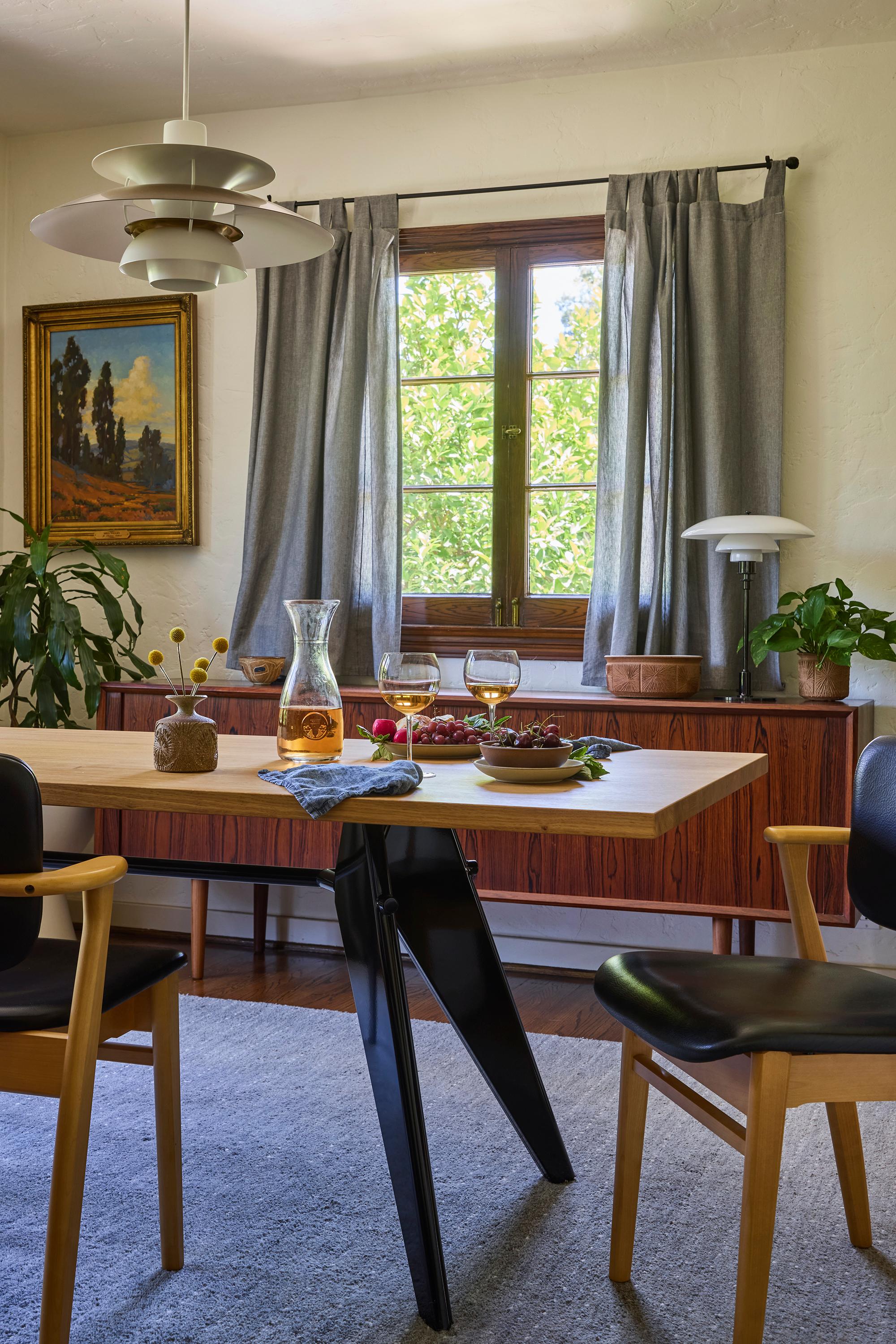 Vitra EM Tisch aus massiver Natureiche und tiefem Schwarz von Jean Prouvé. Die Ästhetik des EM-Tisches von Jean Prouvé folgt seinen ikonischen Strukturprinzipien und veranschaulicht den Fluss der Kräfte in seiner Konstruktion. 

Dieses Angebot
