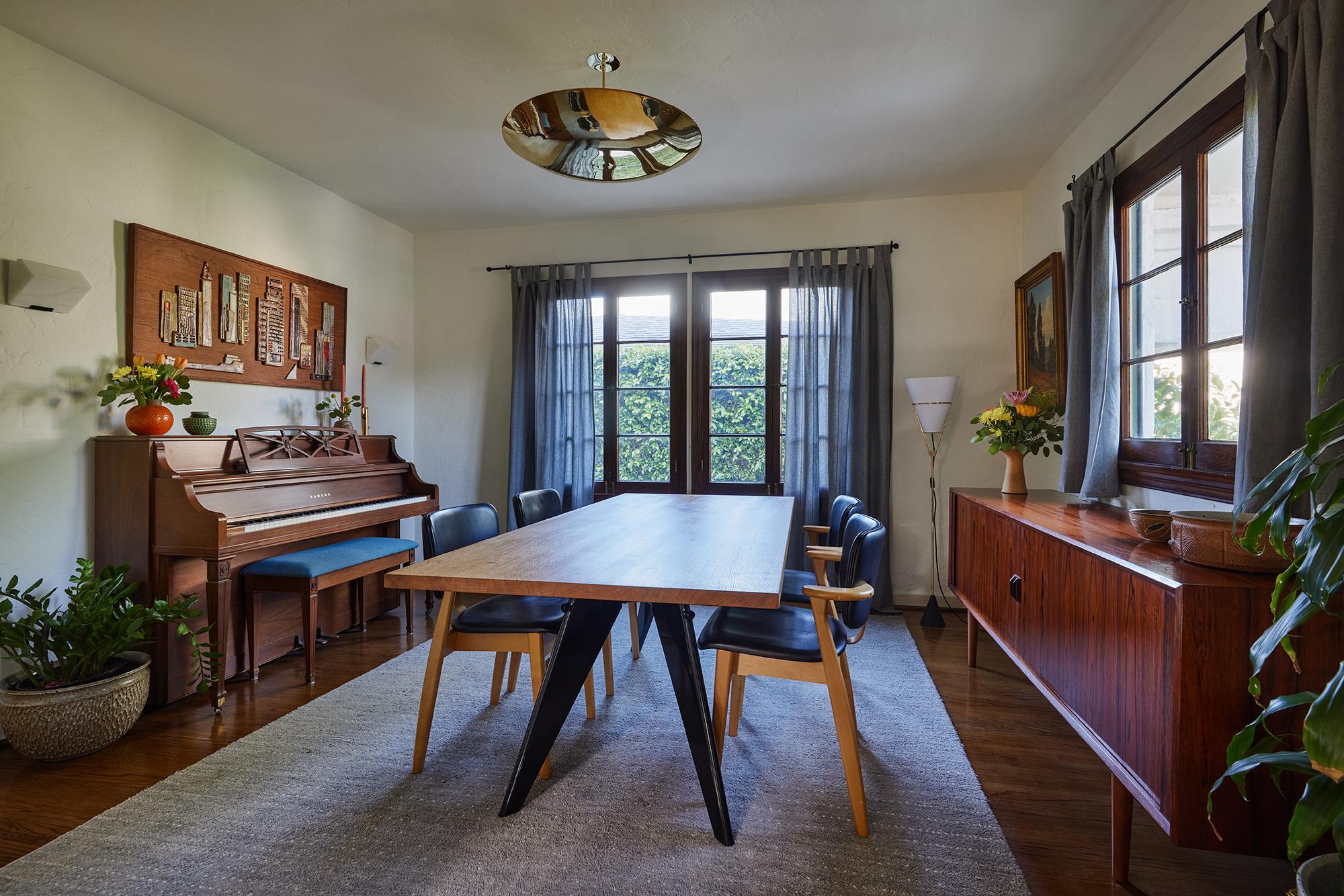 Vitra Em-Tisch aus massiver Eiche Natur und Tiefschwarz, Jean Prouvé (Moderne der Mitte des Jahrhunderts) im Angebot