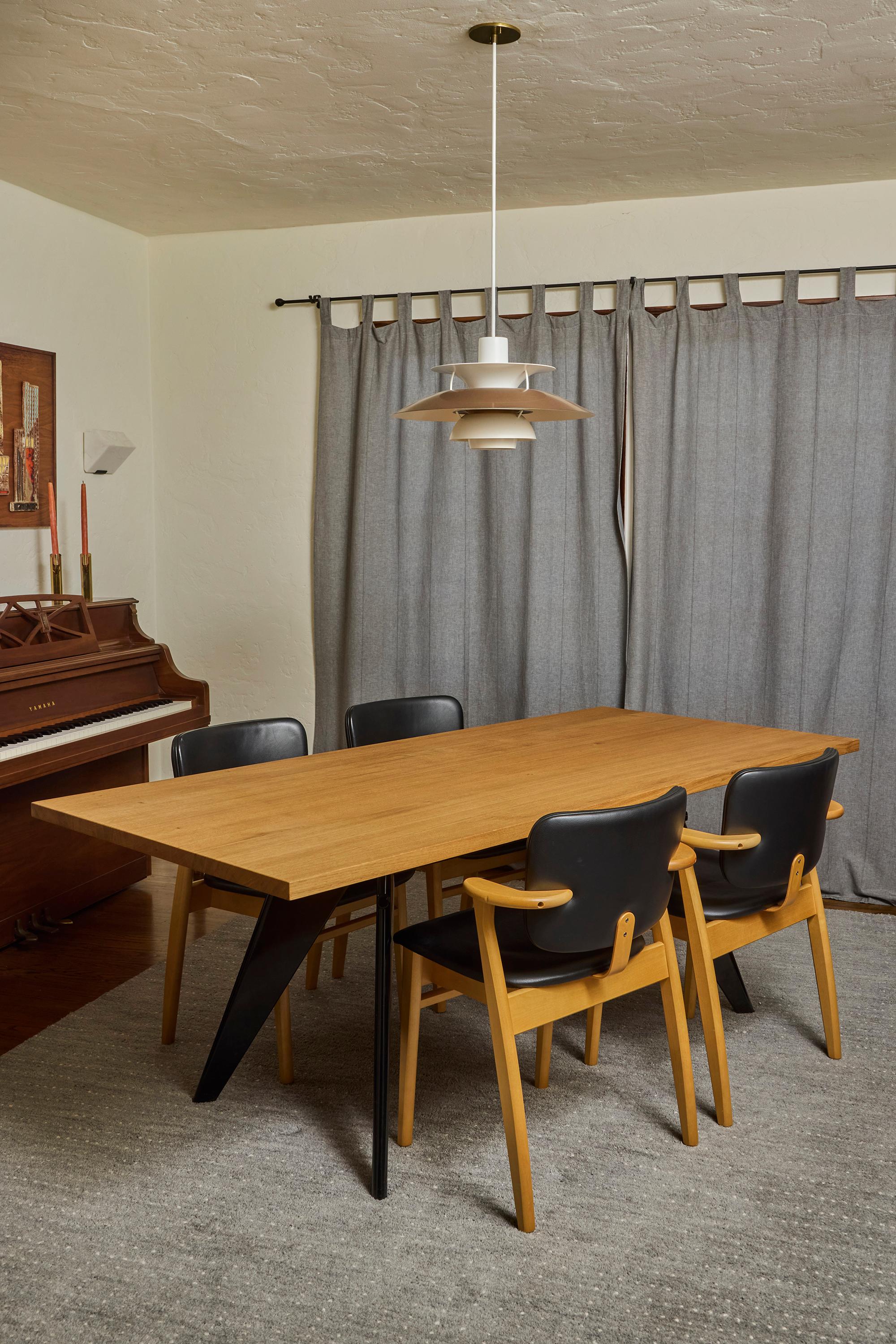 Vitra Em-Tisch aus massiver Eiche Natur und Tiefschwarz, Jean Prouvé (Geölt) im Angebot