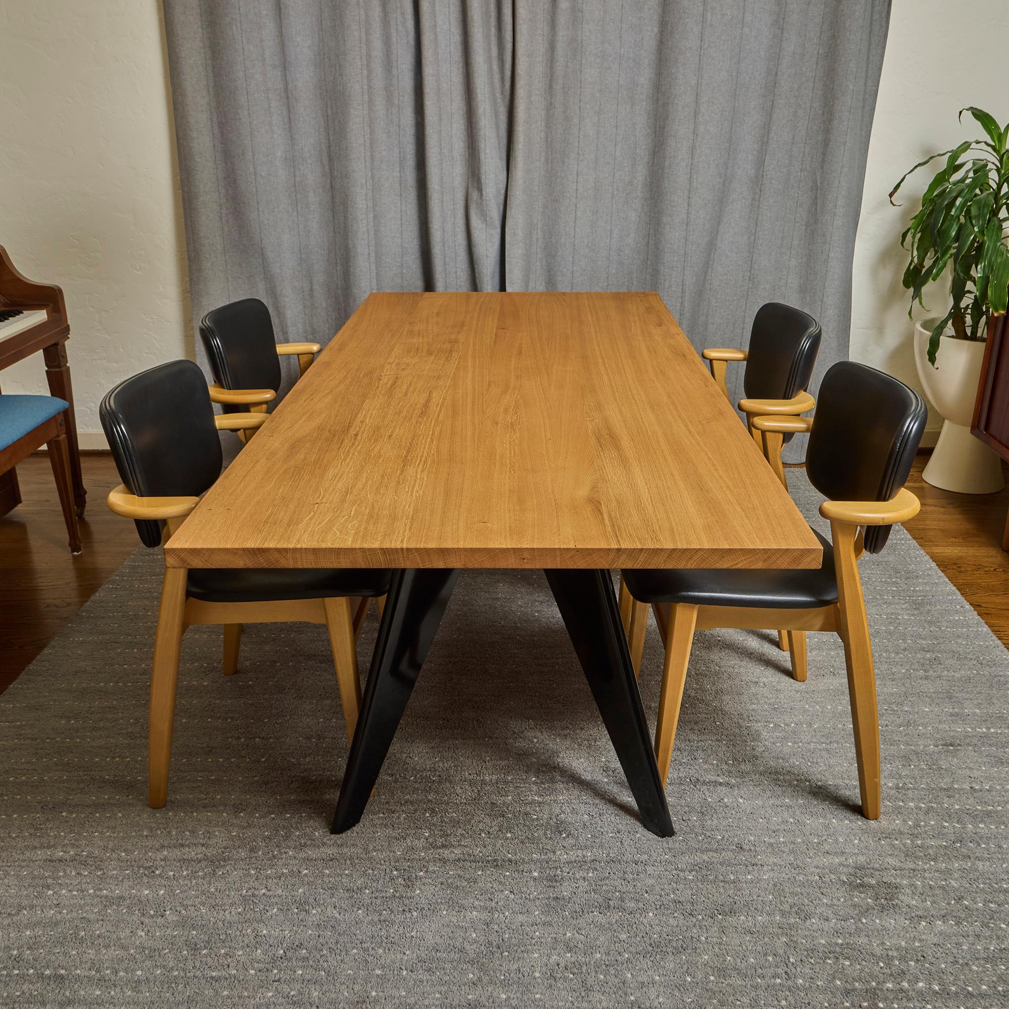 Vitra Em-Tisch aus massiver Eiche Natur und Tiefschwarz, Jean Prouvé im Zustand „Gut“ im Angebot in Glendale, CA