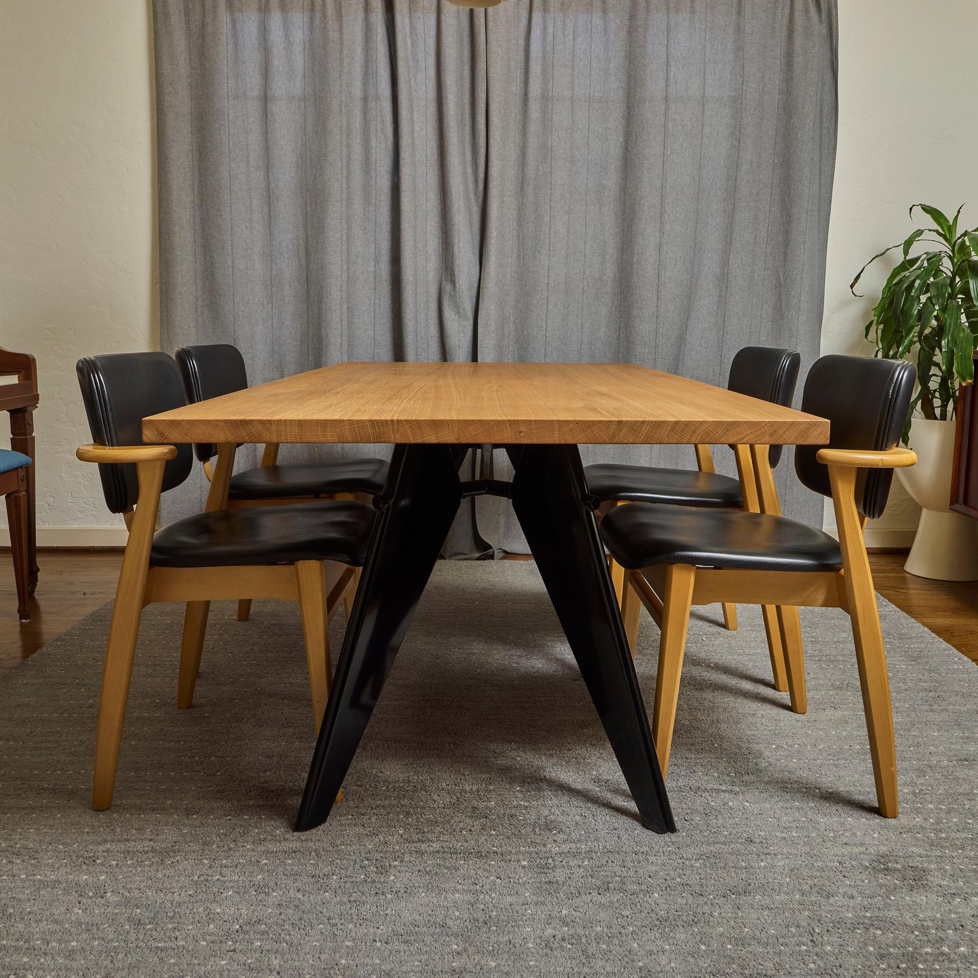 Vitra Em-Tisch aus massiver Eiche Natur und Tiefschwarz, Jean Prouvé (21. Jahrhundert und zeitgenössisch) im Angebot
