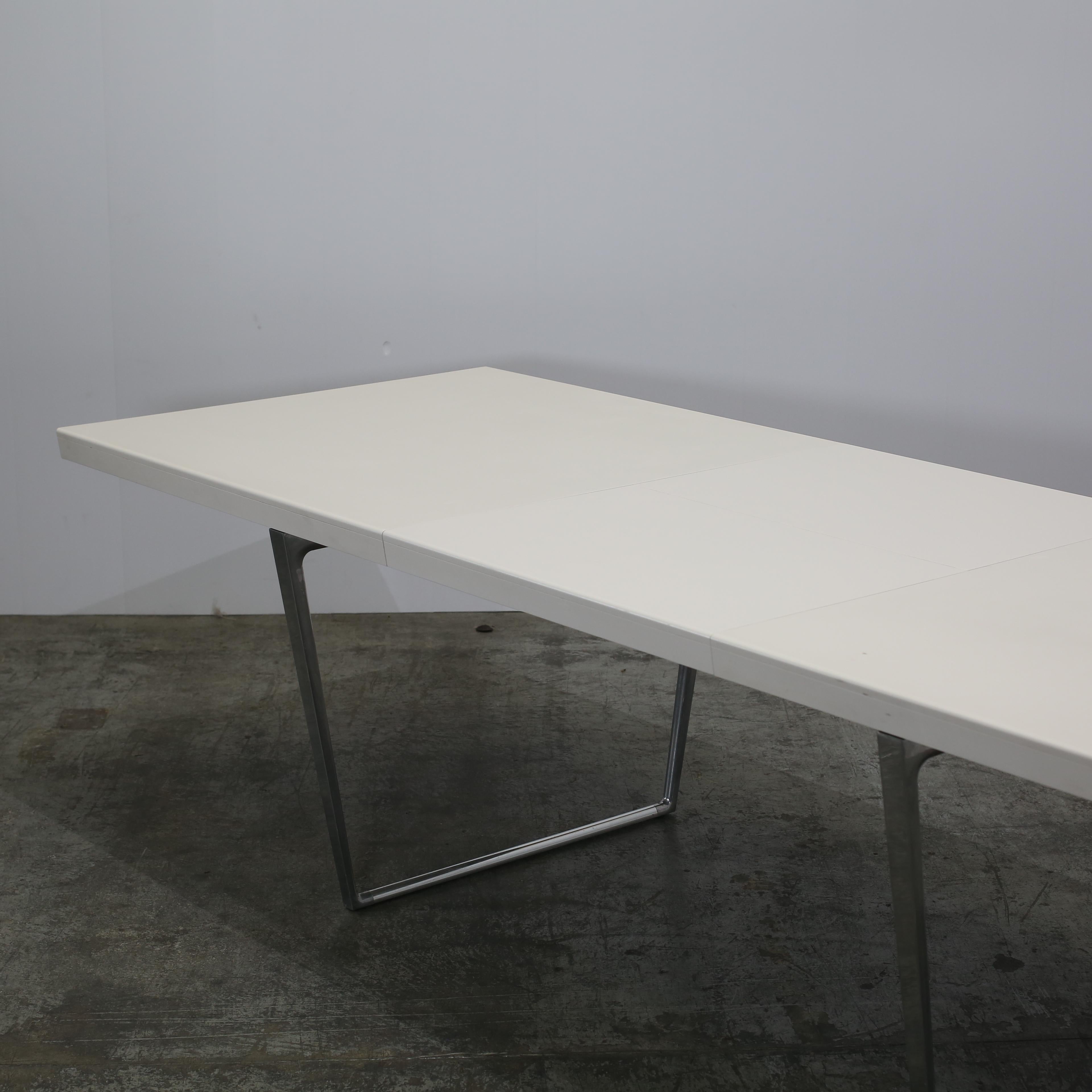 Élevez votre expérience culinaire avec la table à manger extensible de Vitra. Fabriquée avec précision et souci du détail, cette pièce classique allie fonctionnalité et design moderne. La silhouette épurée et minimaliste est mise en valeur par