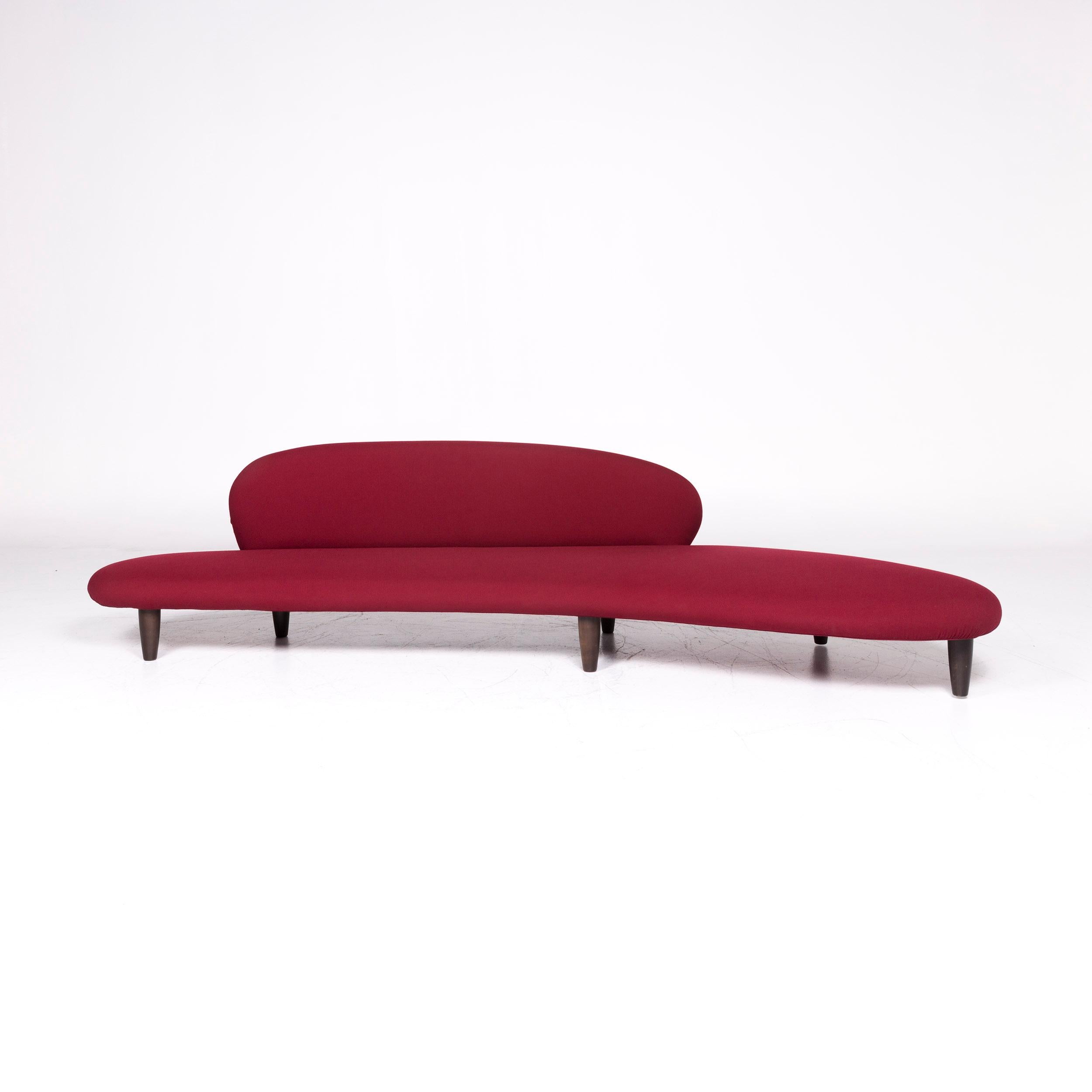 Nous vous présentons un canapé en tissu Freeform de Vitra, rouge bordeaux, à quatre places.
 
 Mesures du produit en centimètres :
 
Profondeur 64
Largeur 298
Hauteur 73
Hauteur de l'assise 35
Profondeur d'assise 48
Largeur des sièges