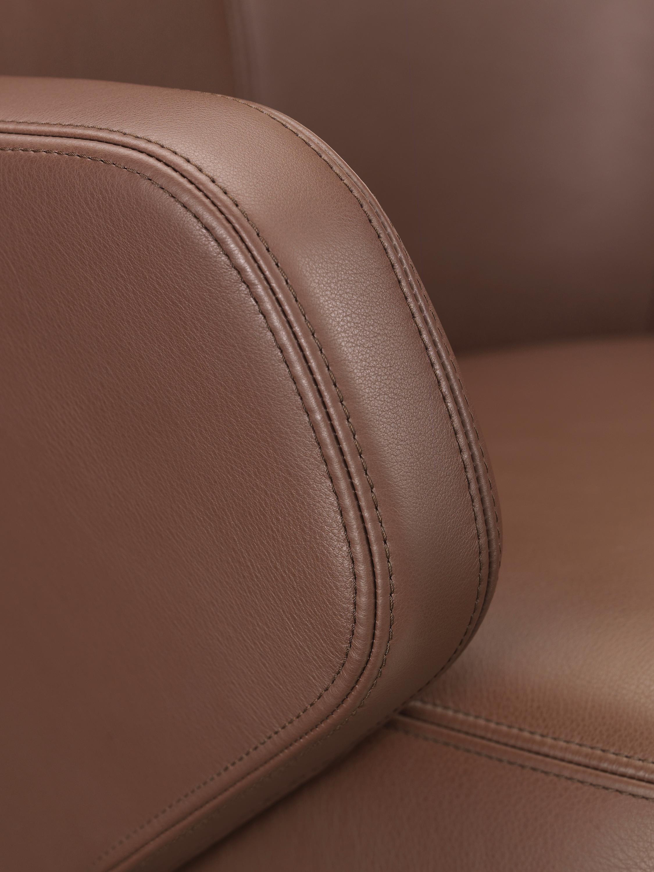 These items are currently only available in the United States.

The prestigious Grand Executive armchair combines soft, high-quality leather upholstery with the individually adaptable Flow Motion mechanism for exceptional comfort. Mechanism: Flow