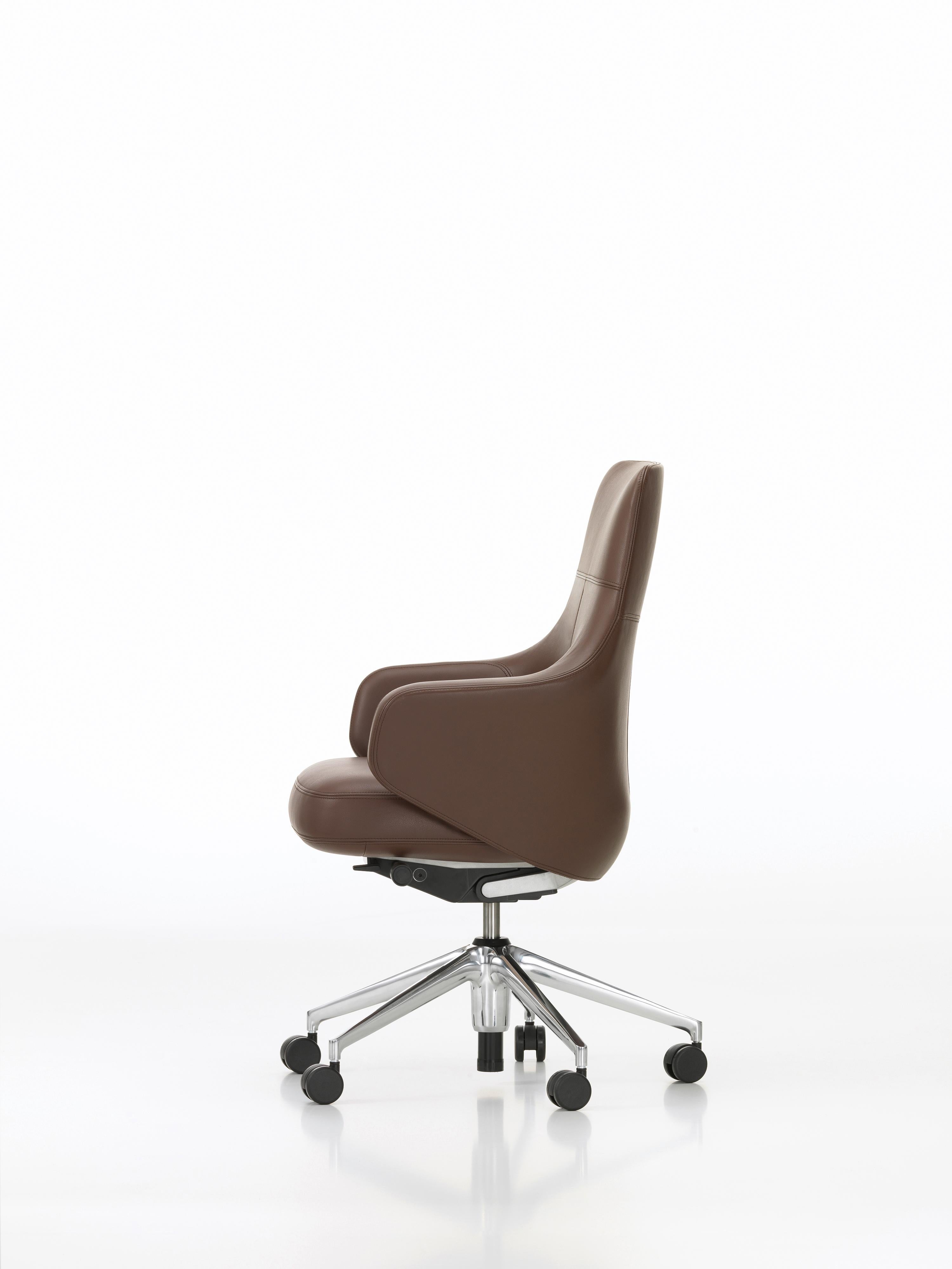 Polished Vitra Grand Executive Lowback Chair in Maroon Leather by Antonio Citterio For Sale