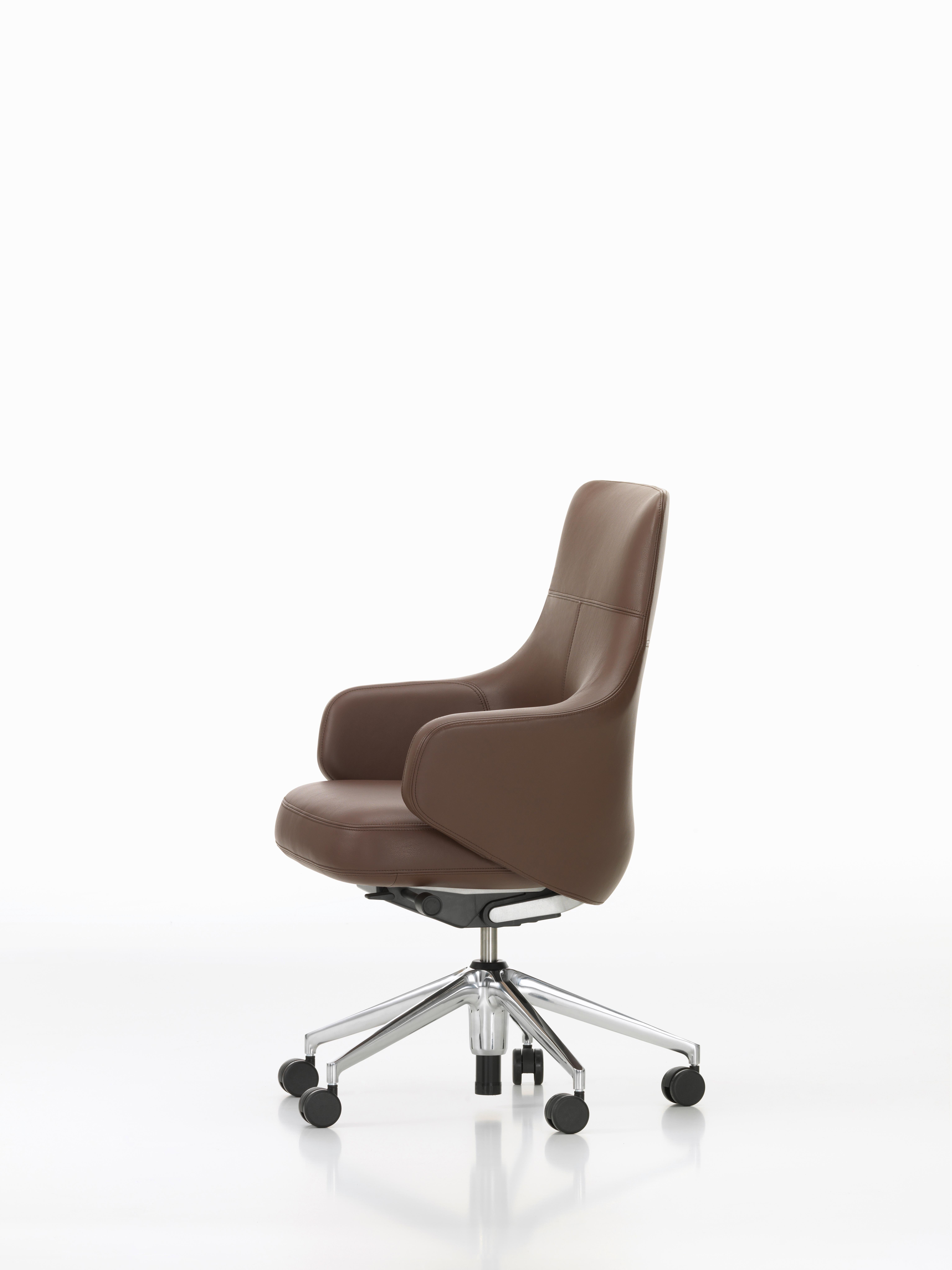 Vitra Grand Executive Lowback Chair in Maroon Leather by Antonio Citterio In New Condition For Sale In New York, NY
