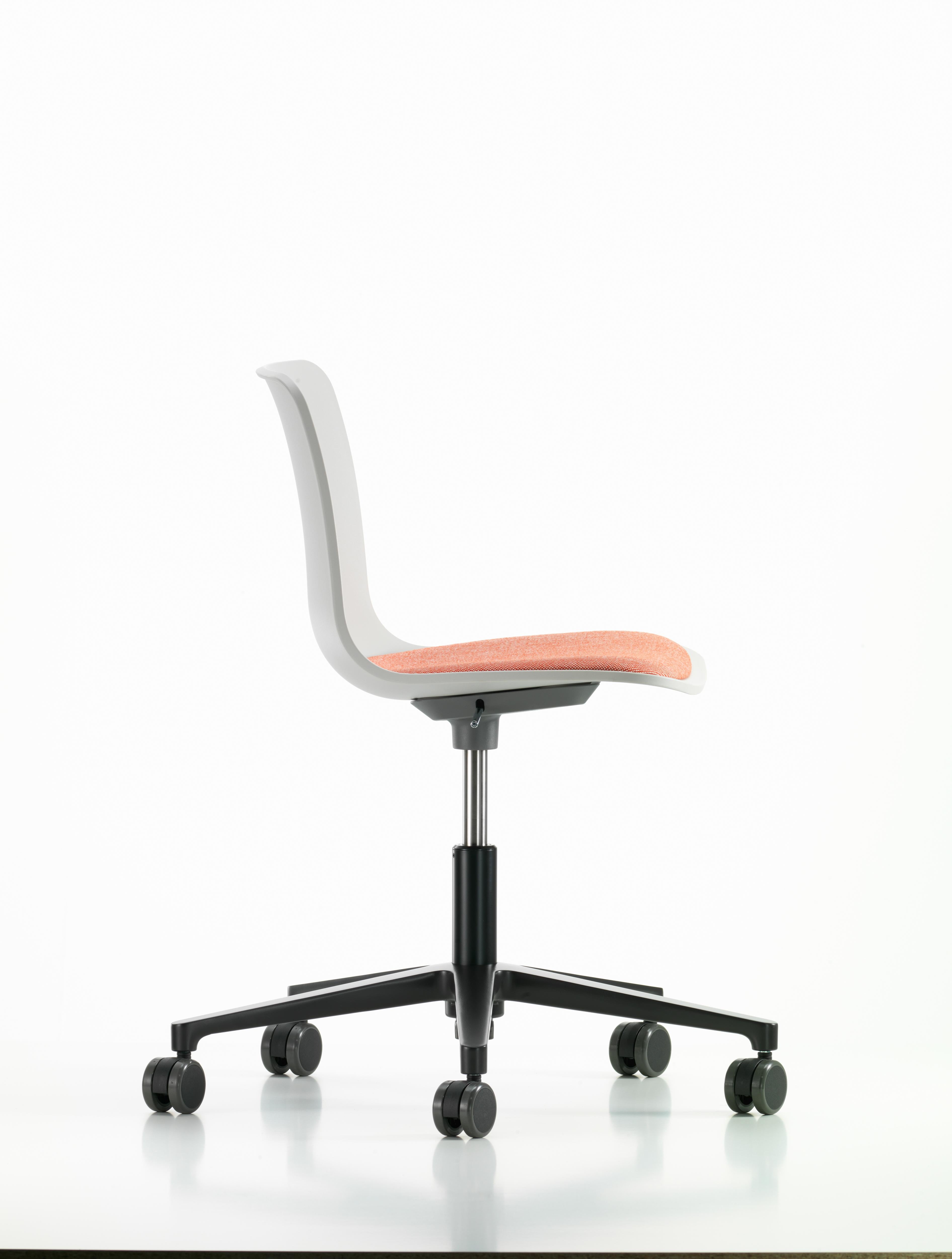 These products are only available in the United States.

The HAL Studio swivel chair belongs to the HAL family of chairs by Jasper Morrison and is ideal for use in home offices. It offers shock-absorbing seat suspension, is height-adjustable and the