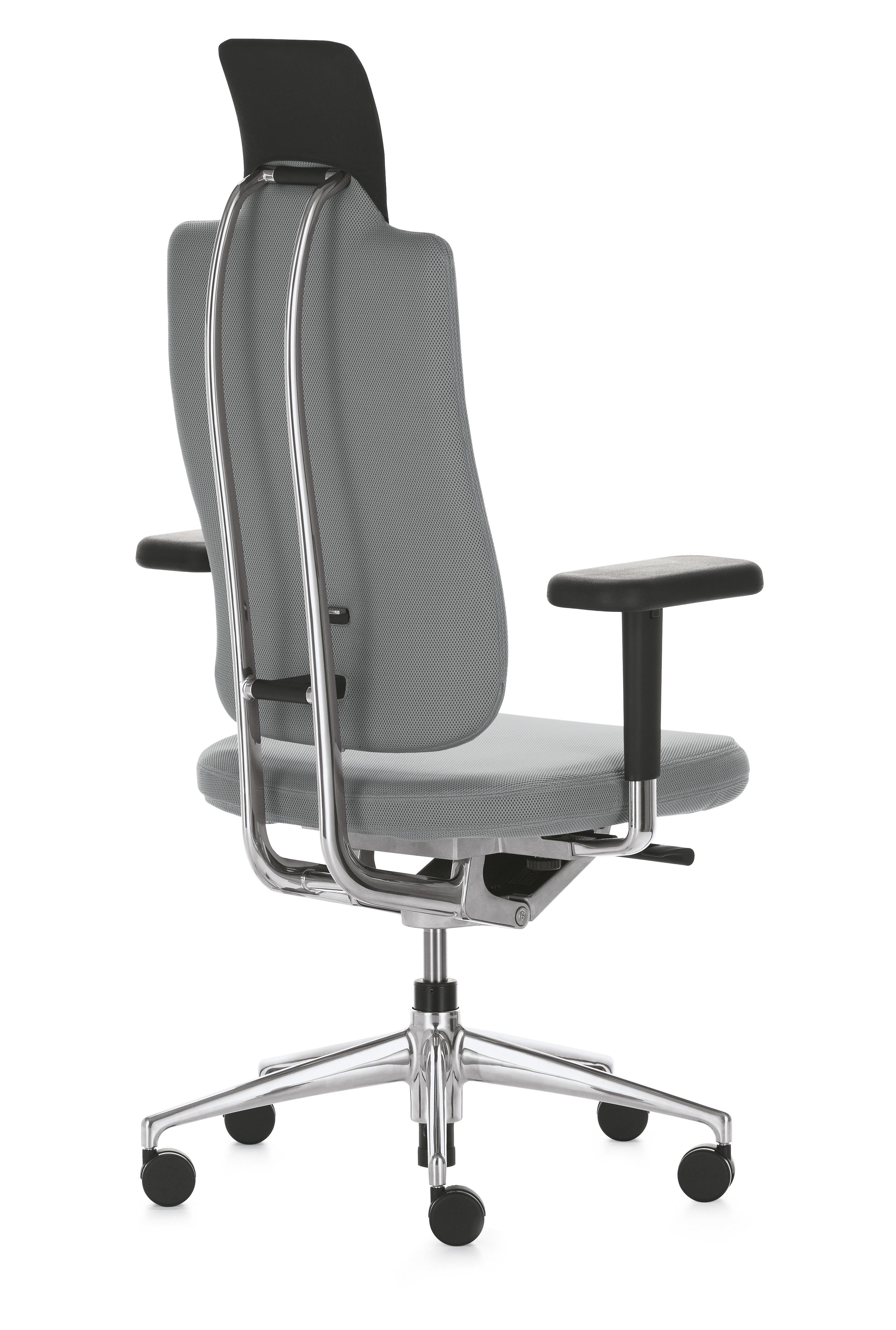 These items are only available in the United States.

Headline, the innovative office chair, not only provides optimal support in the lumbar zone, but also targets areas that are often neglected – the shoulders, neck and head. When the sitter leans