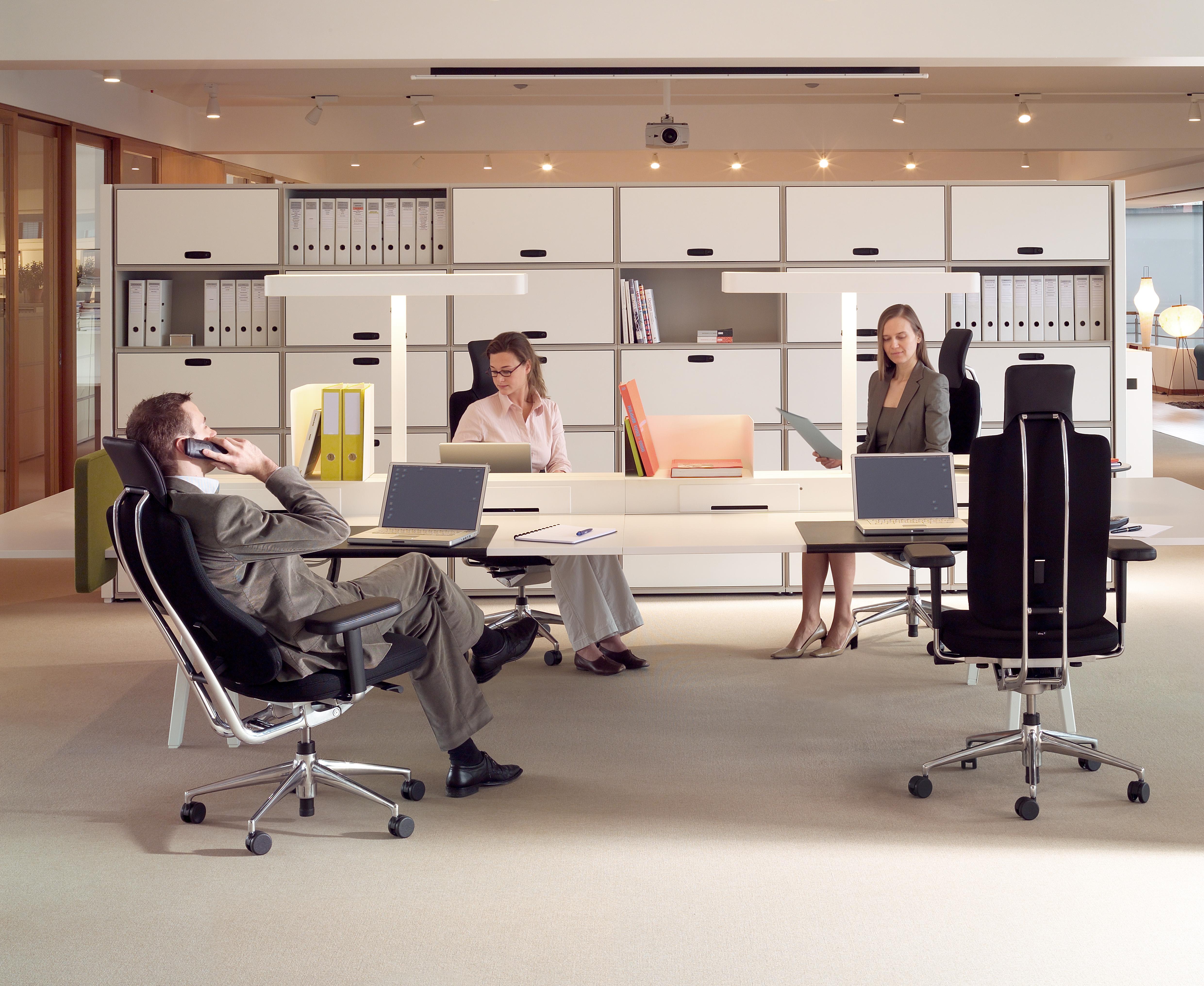 Bürostuhl mit Vitra-Kopfleiste in Grau mit Armlehne von Mario & Claudio Bellini (Polster)
