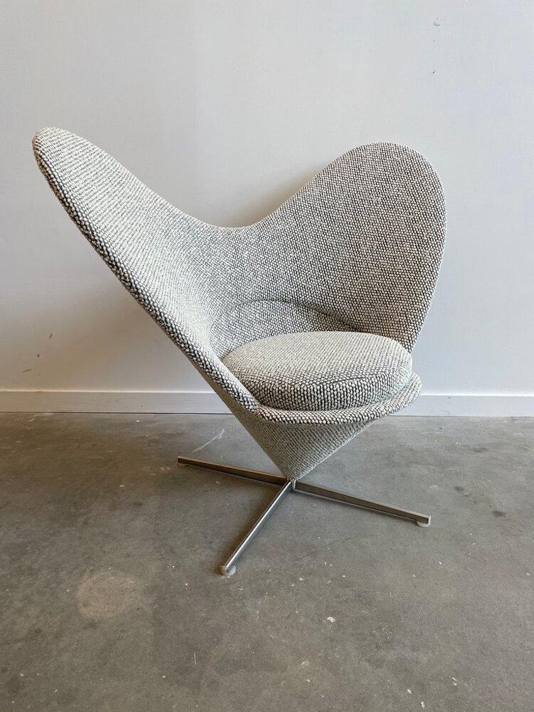 Vitra heart cone swivel arm chair by Verner Panton. Newly reupholstered in wool boucle. 

Label stamped on the underside.

 