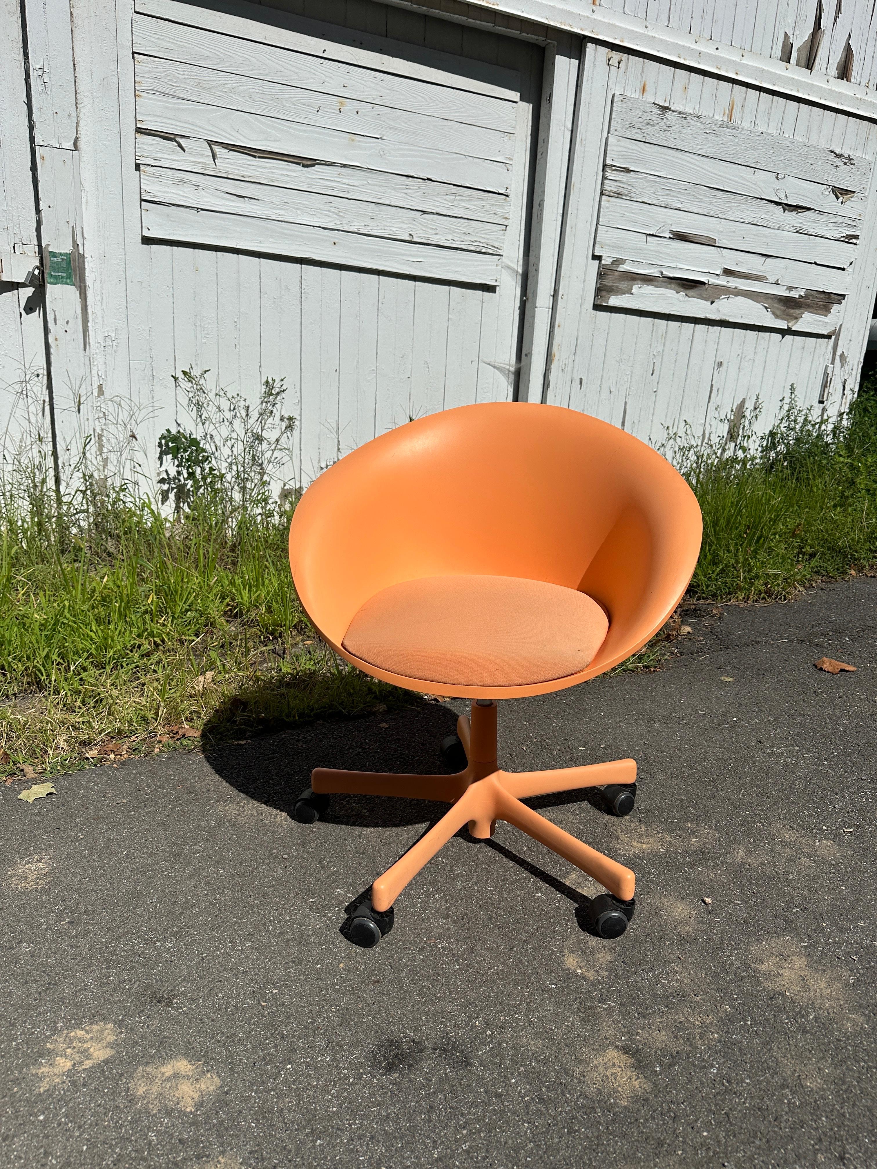 Esta silla está en buen estado. Rasguños ocasionales y ligeras mellas en los bordes. Algunas zonas del asiento de tela están ligeramente descoloridas. Por lo demás, la silla se presenta bien. 