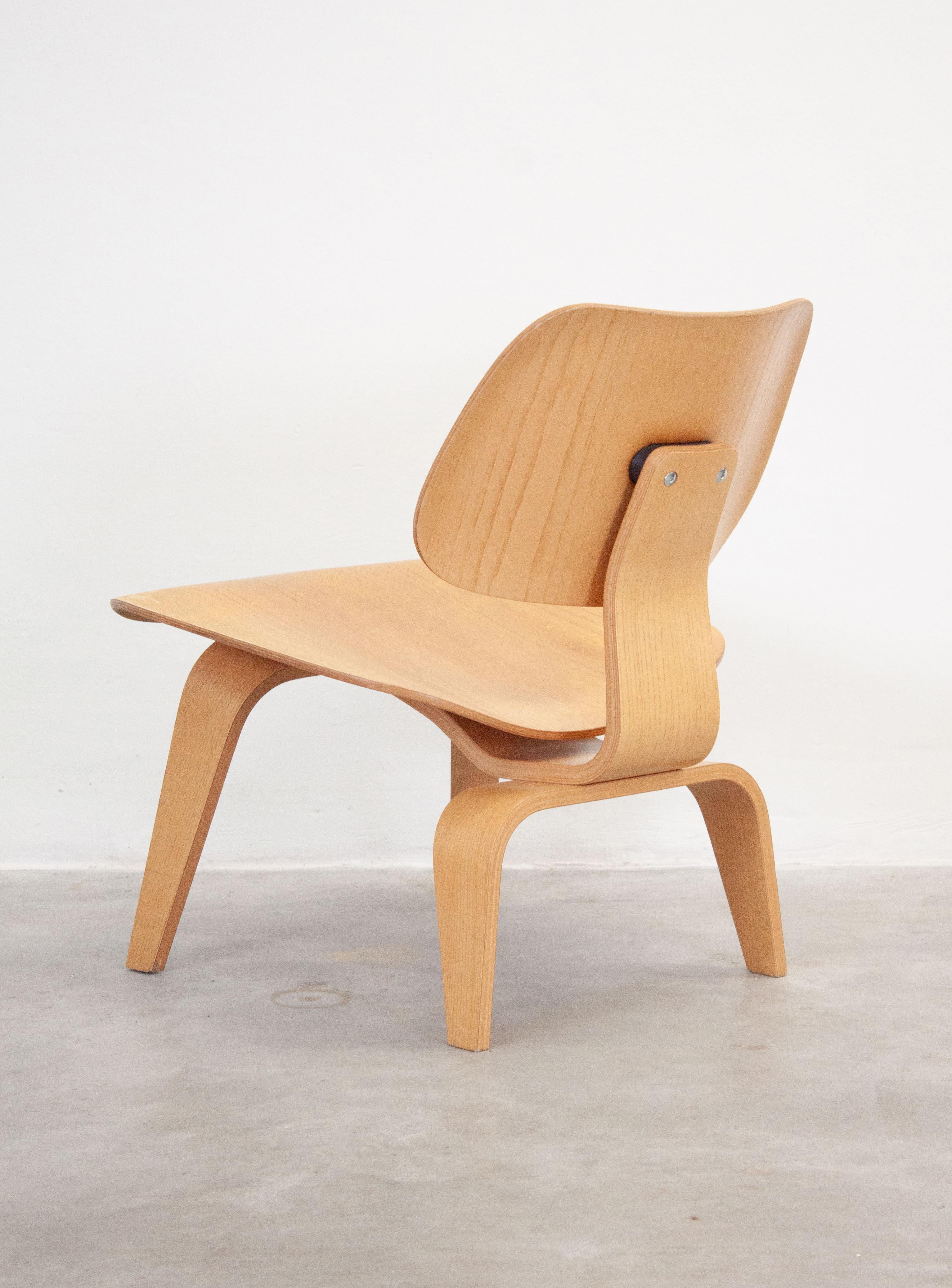 Milieu du XXe siècle Chaise longue Vitra LCW de Charles & Ray Eames