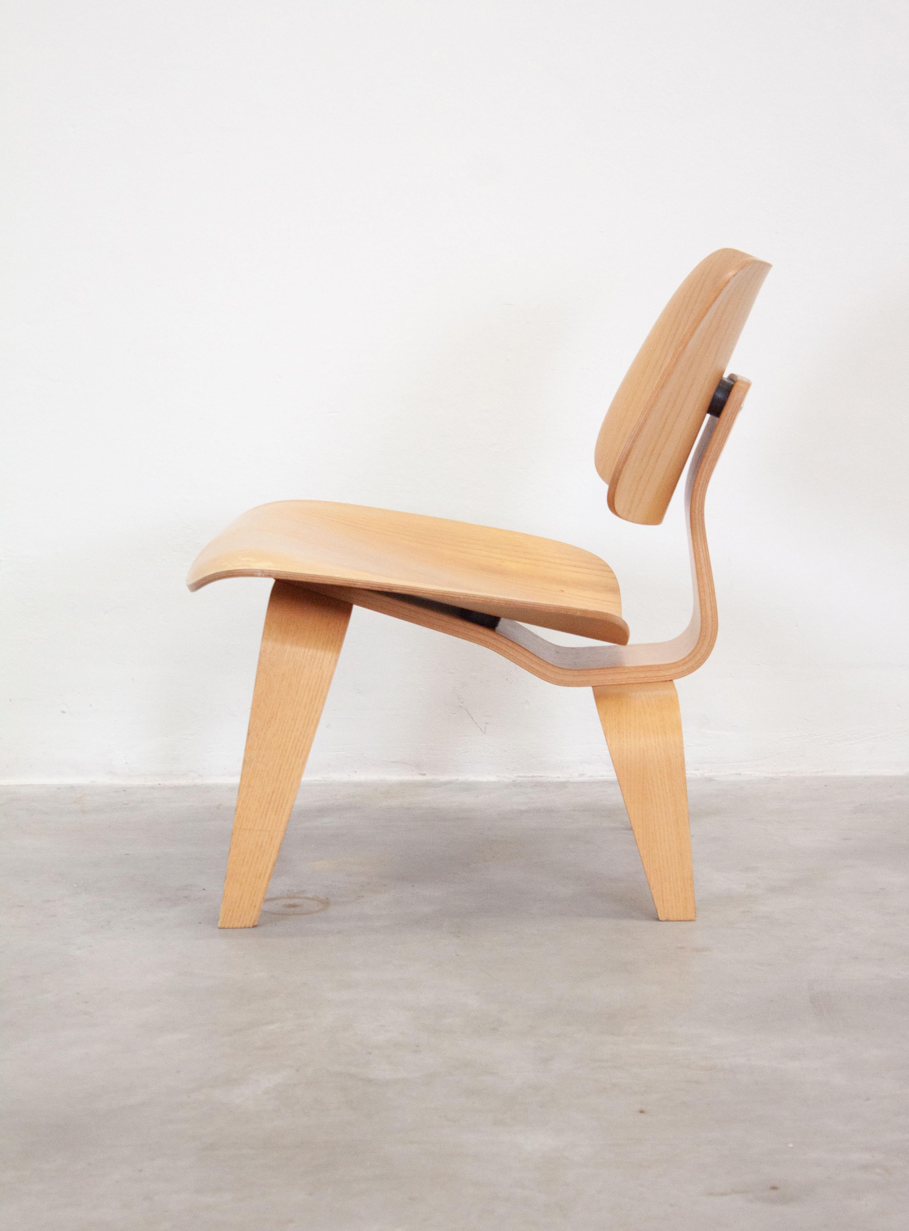 Frêne Chaise longue Vitra LCW de Charles & Ray Eames