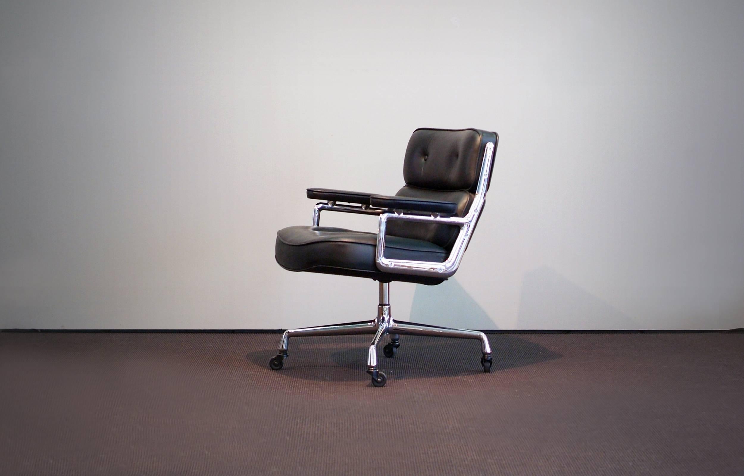 Mid-Century Modern Vitra Lobby Chair Eames Black Leather Swivel Base