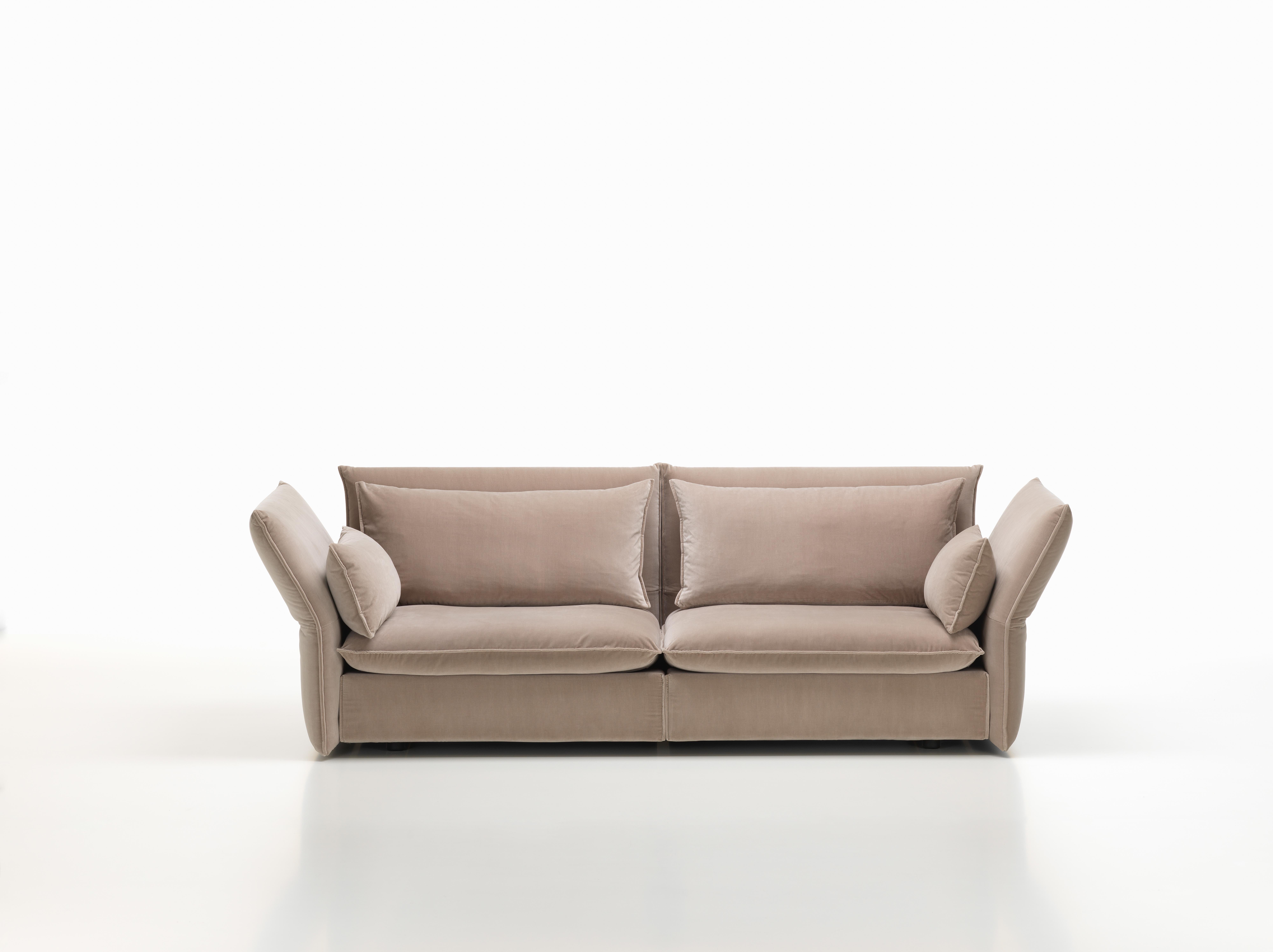 The Mariposa sofa radiates spacious materials cosines and yet has an understated feel due to its well-balanced proportions. Its pleasantly soft upholstery provides extraordinary comfort: the user sinks into its sea of cushions with not a hard