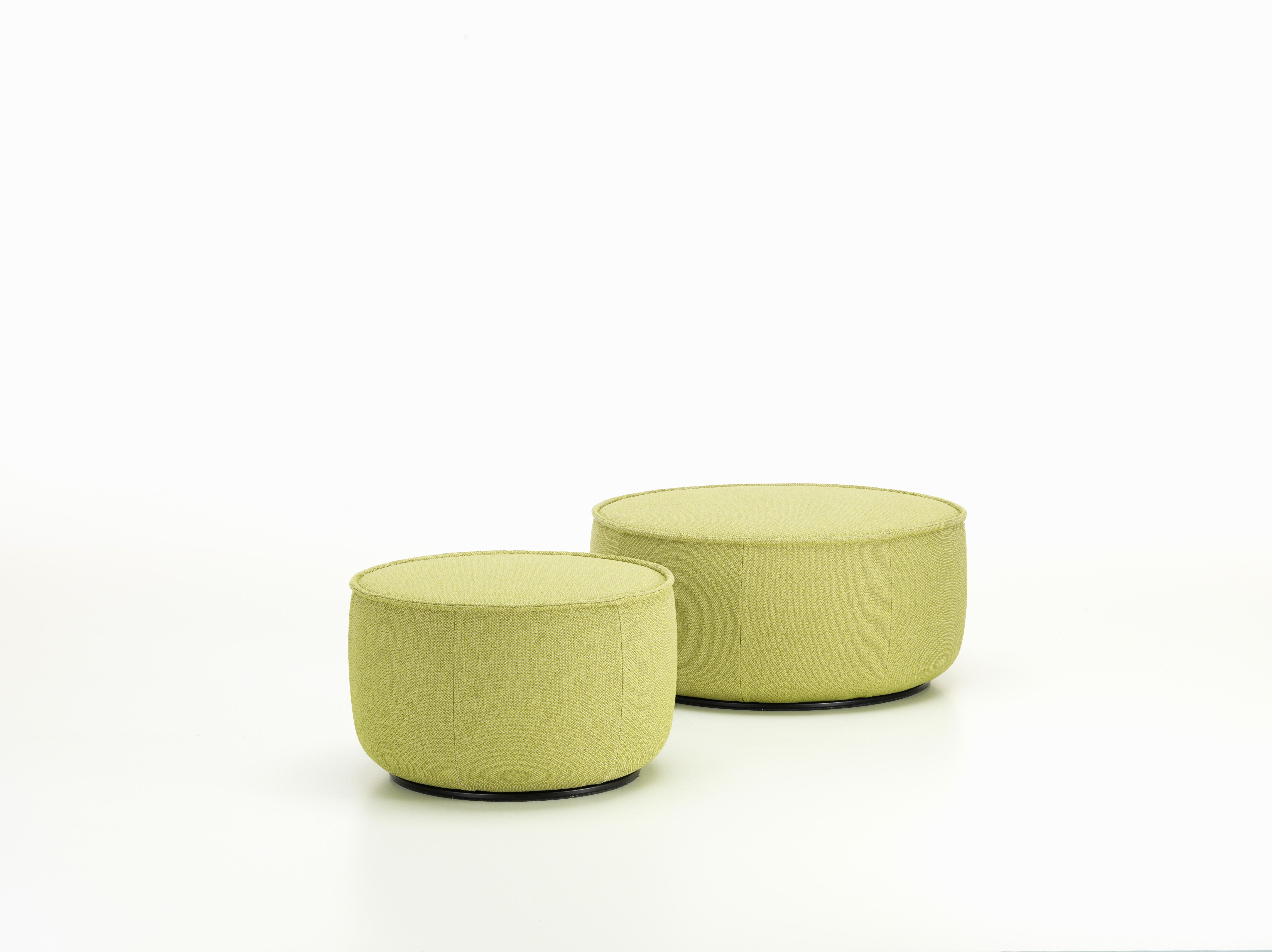 There are two differently sized, round ottomans for combining with the different sized sofa variants of the Mariposa family. They formally match the soft contours of the sofas and create even more possibilities for comfortable sitting.

These items