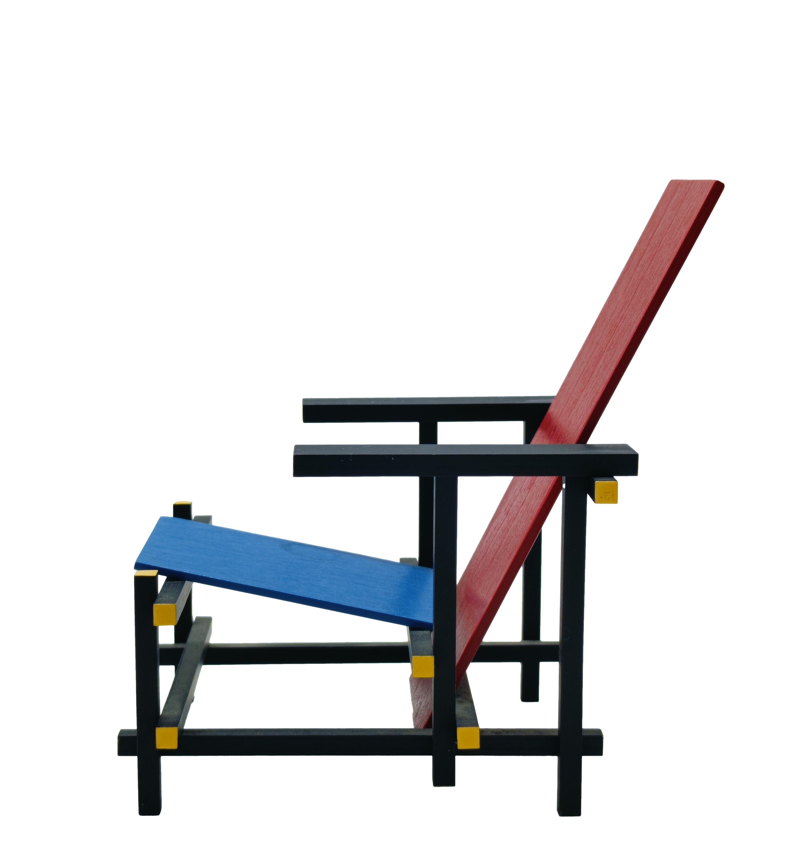 For more than two decades, the Vitra Design Museum has been making miniature replicas of the most important pieces of its design furniture collection. The Miniatures Collection summarizes the entire history of industrial furniture design, ranging