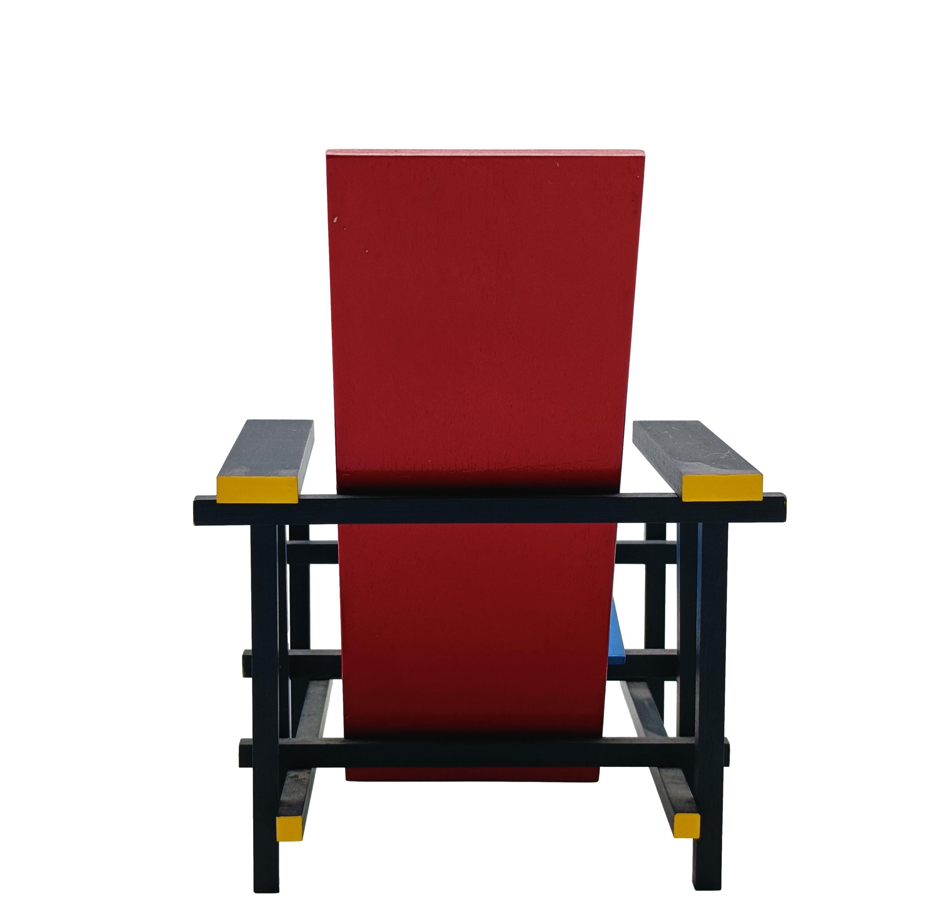 Mid-Century Modern Vitra Miniature Chair Rood Blauwe Stoel by Gerrit Rietveld Designed in 1918