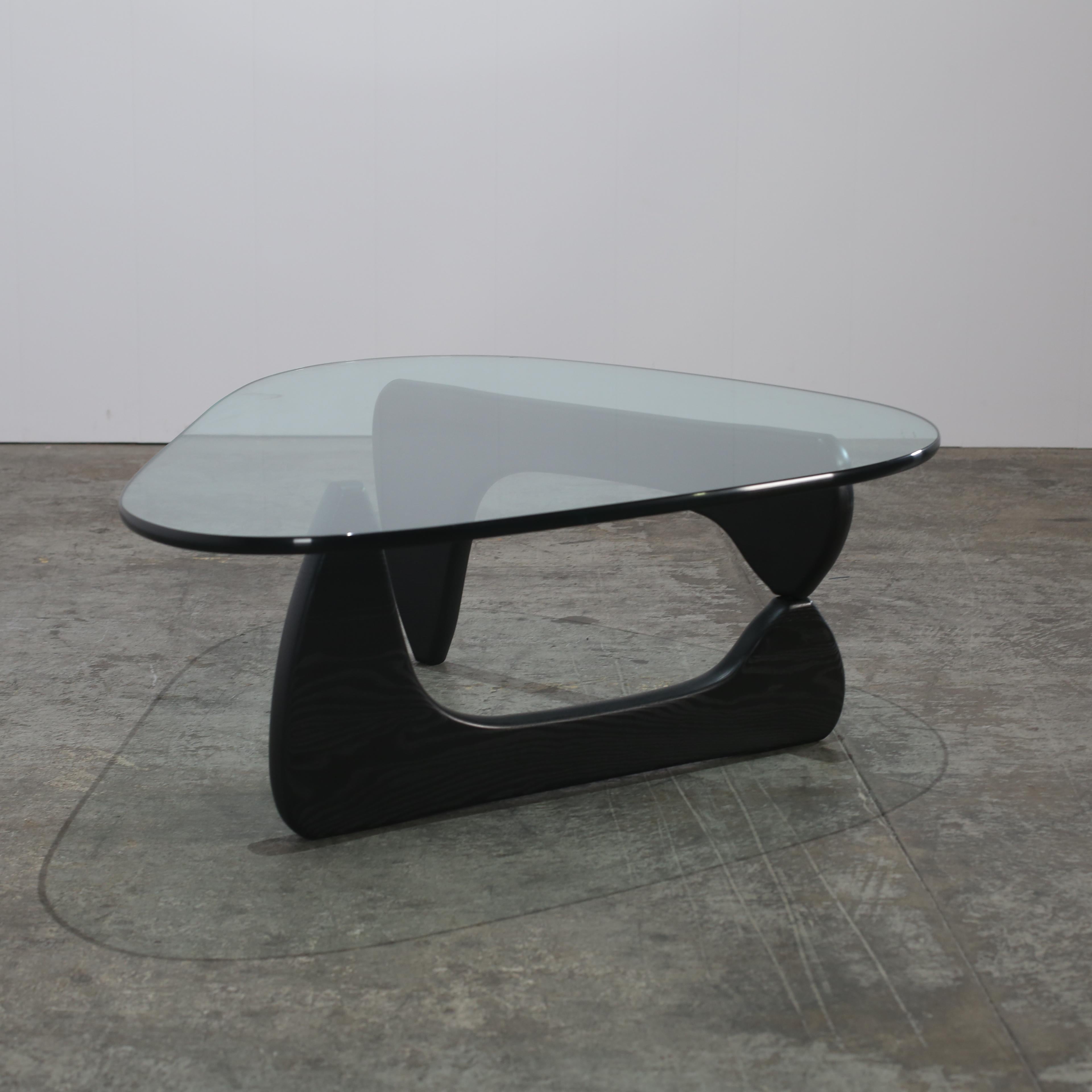 Voici l'emblématique table basse Vitra Noguchi en frêne noir - une œuvre de design moderne du légendaire Isamu Noguchi. Cette pièce intemporelle est composée d'une base sculpturale en bois massif finie en frêne noir élégant, supportant un plateau en