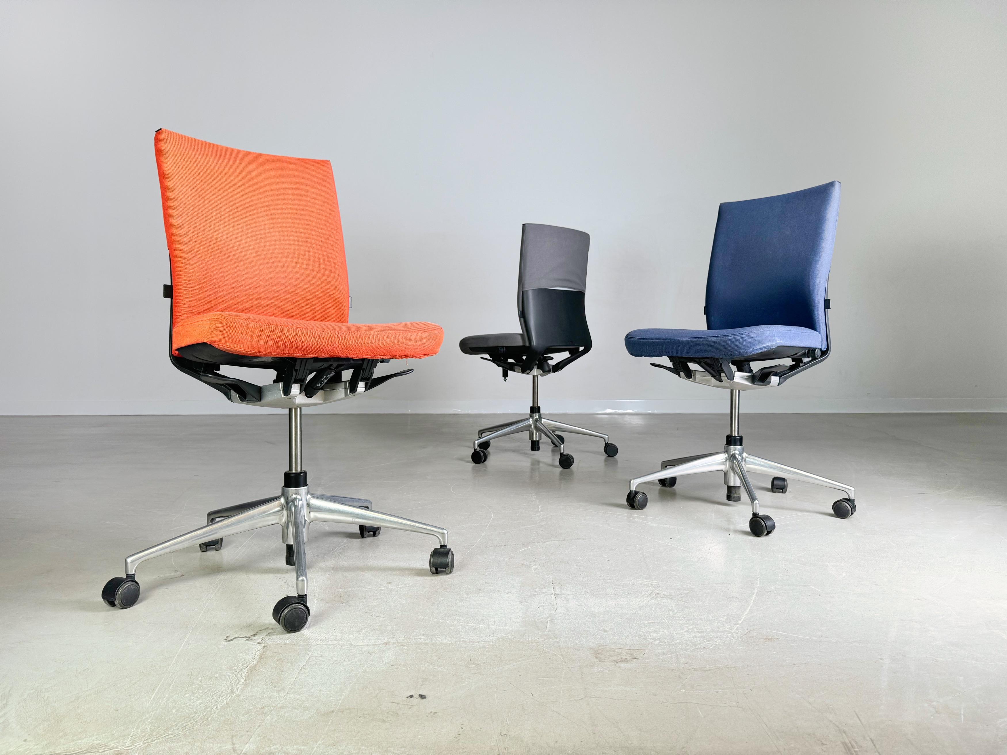 We offer beautiful used office chairs in a total of four different colors (red, grey, blue, black) from Vitra for sale. The chairs photographed are samples in the colors grey, blue and red. All chairs show individual signs of use. The chairs are