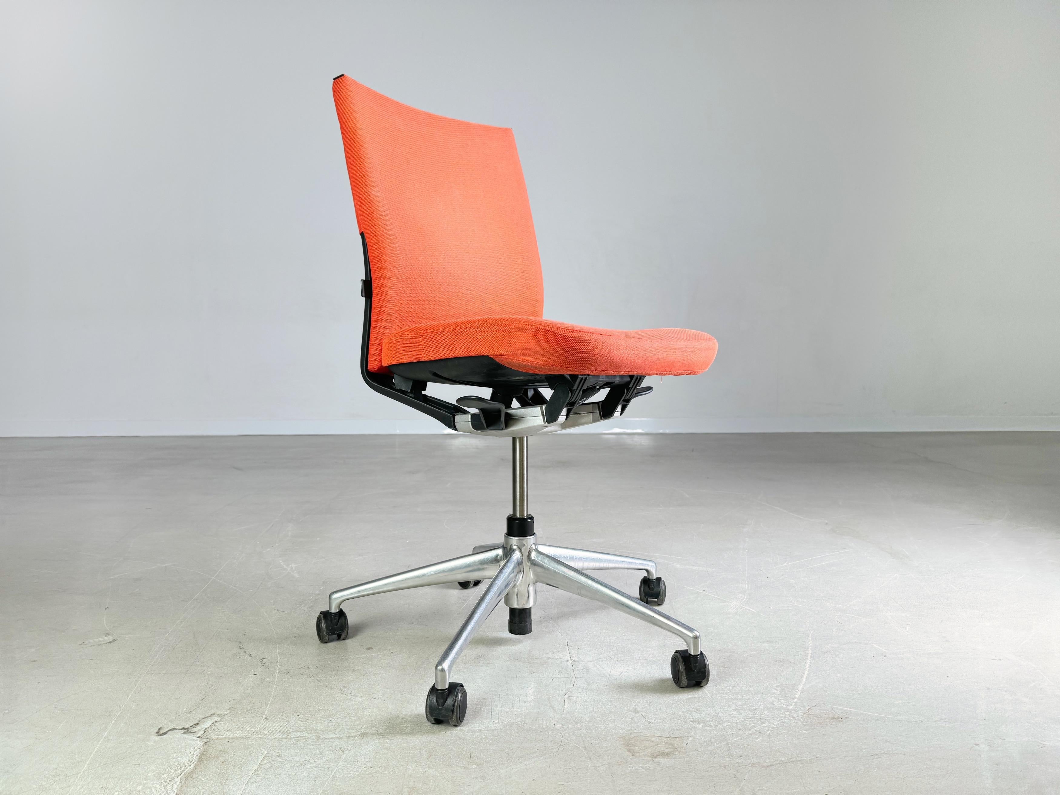 Vitra office chair T-Chair red blue gray black design chair In Good Condition For Sale In Berlin, DE
