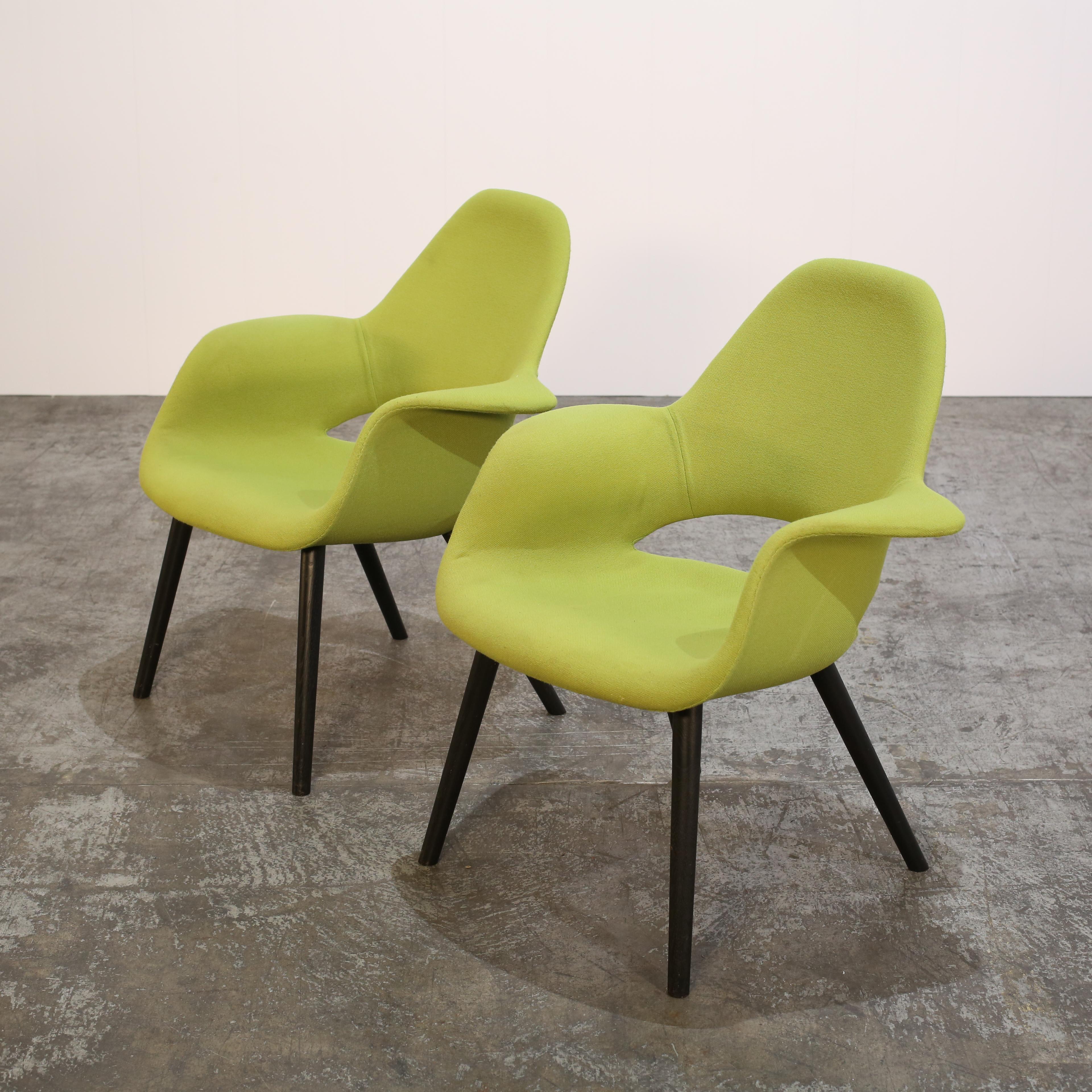 Ti presentiamo l'iconica Organic Chair di Charles Eames ed Eero Saarinen per Vitra. Questo splendido mobile di lusso combina il design innovativo di due rinomati designer della metà del secolo scorso, dando vita a una creazione davvero unica e senza