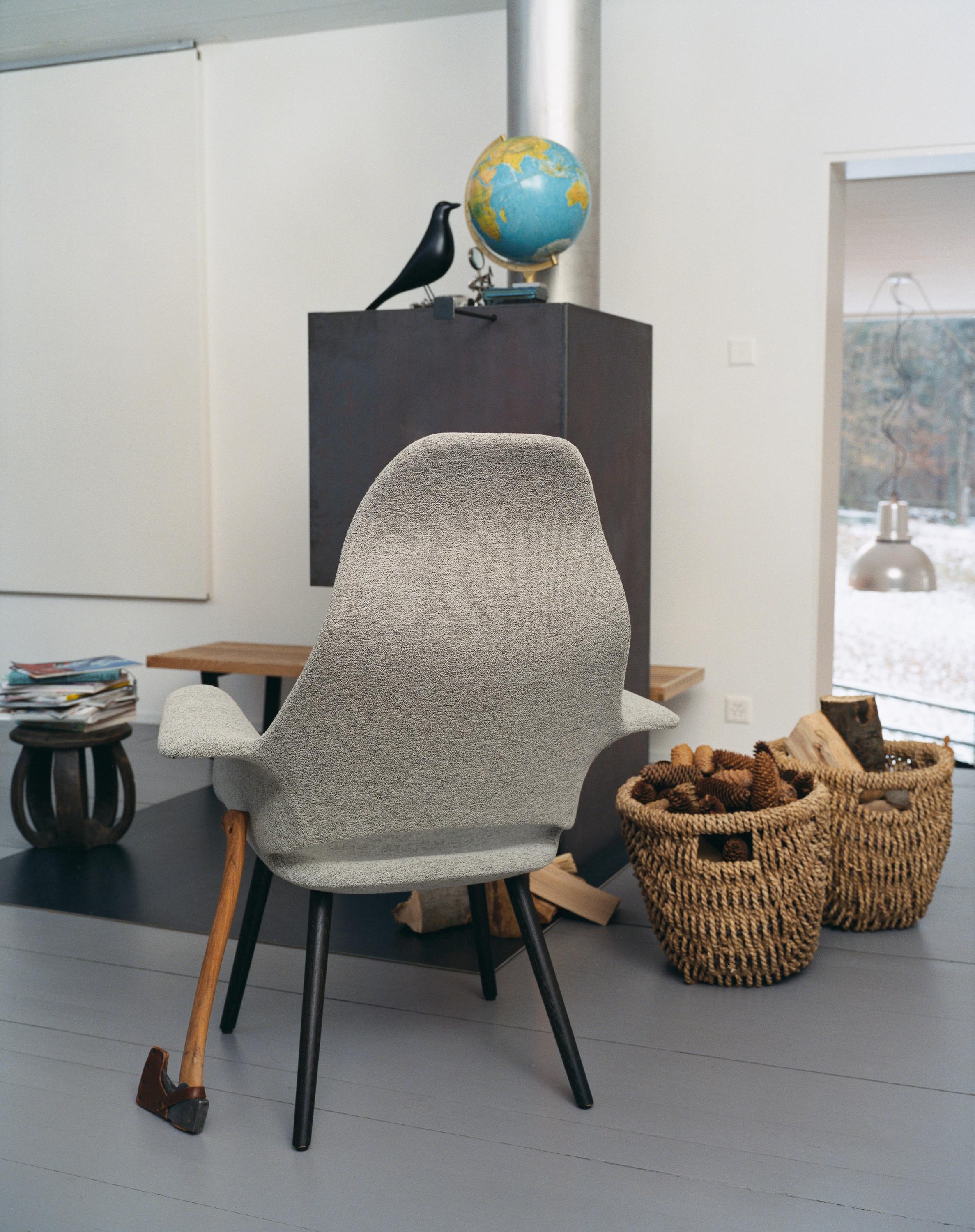 Vitra Organic Highback Chair in Blue & Ivory by Charles Eames & Eero Saarinen (Gemalt) im Angebot
