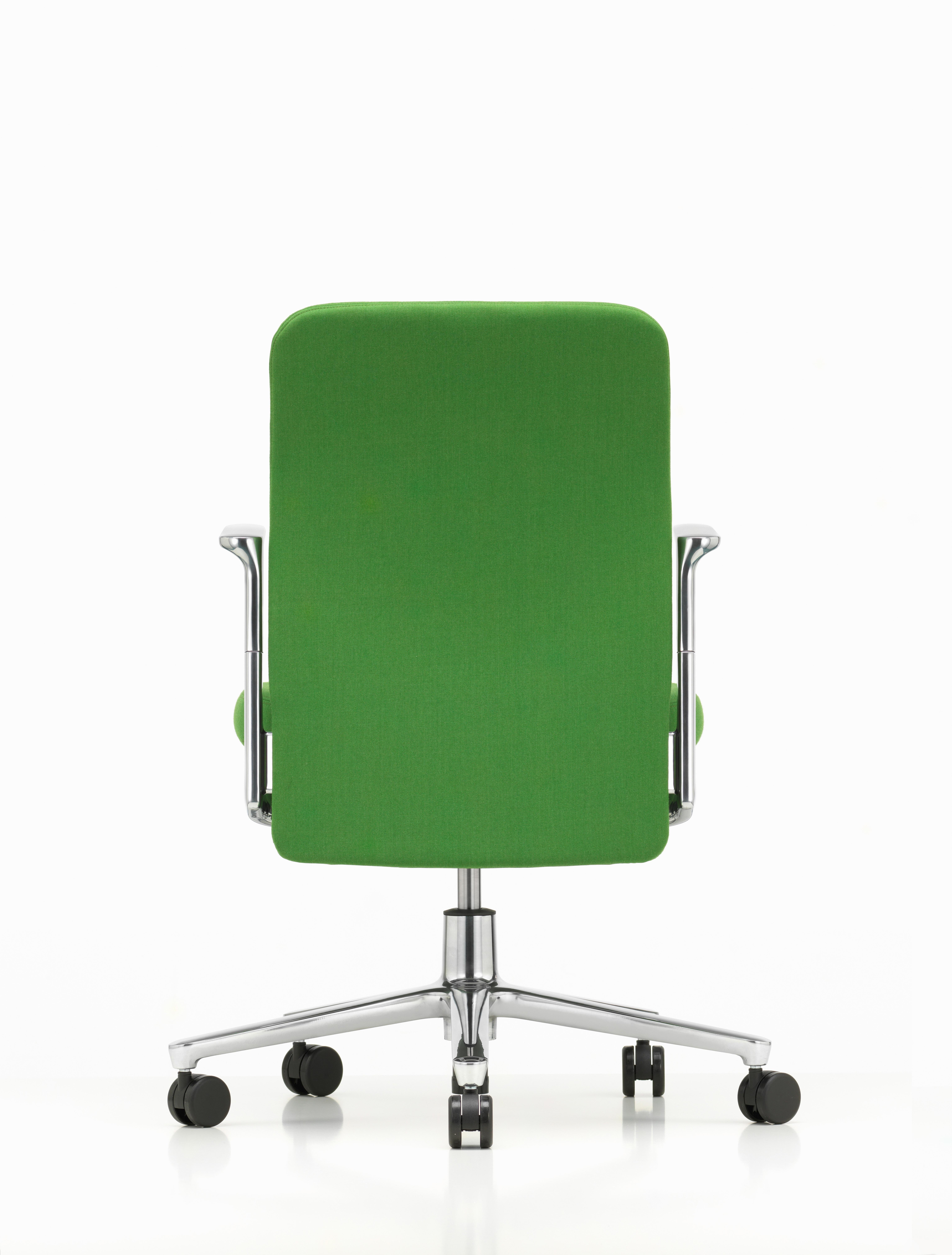 When equipped with a high backrest and adjustable neck cushion, the Pacific chair offers additional support in the upper spine. Its understated design has a distinguished aura and is therefore perfectly adapted to office environments with a