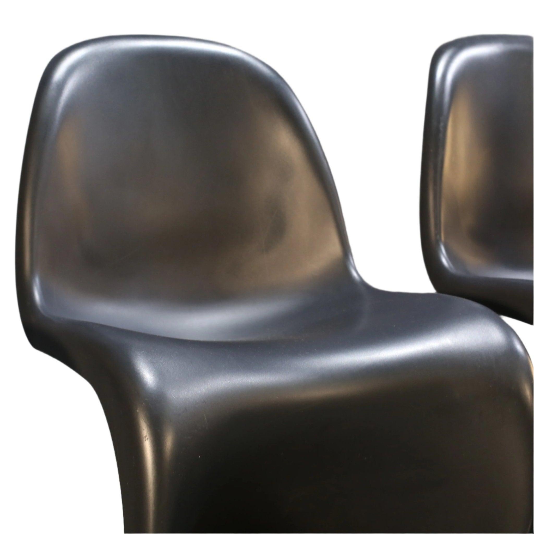 Ti presentiamo l'iconica Panton Chair di Vitra, un pezzo indispensabile per ogni casa moderna ed elegante. Realizzata con precisione e attenzione ai dettagli, questa sedia presenta un design elegante e fluido che eleverà qualsiasi spazio. Realizzata