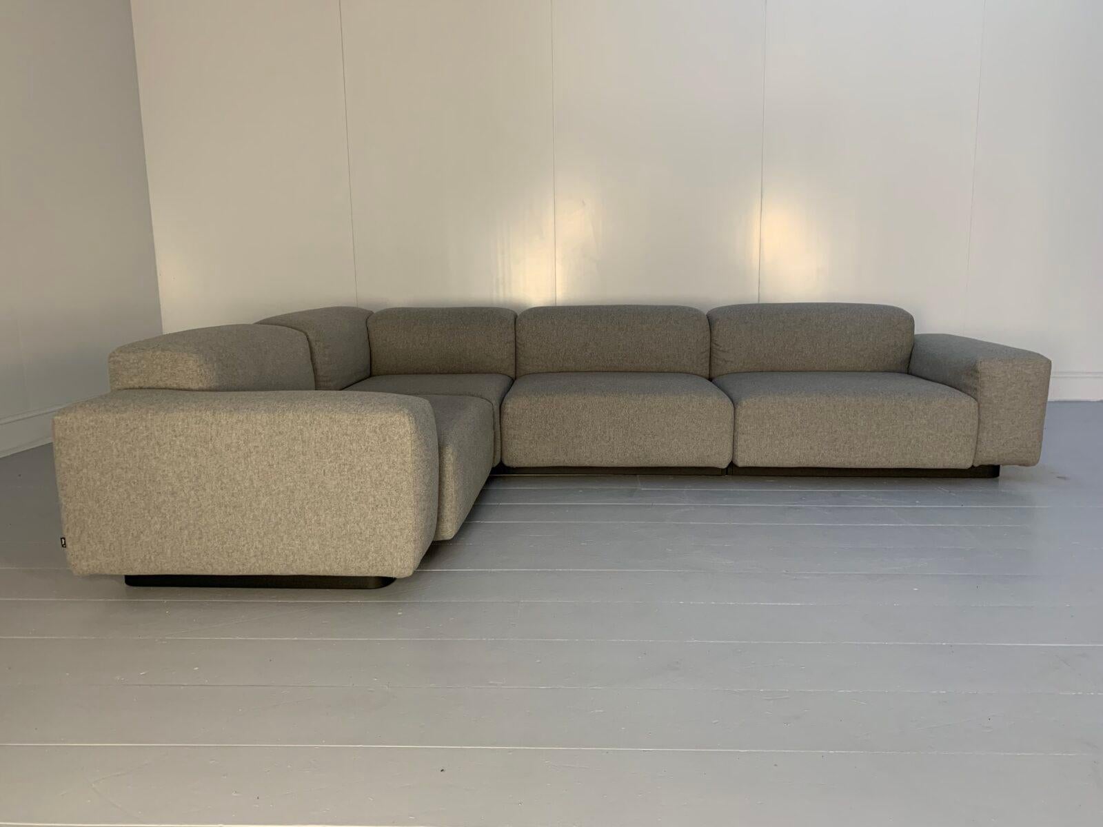 Im Angebot ist ein äußerst seltenes, großartiges 6-sitziges L-Sofa 