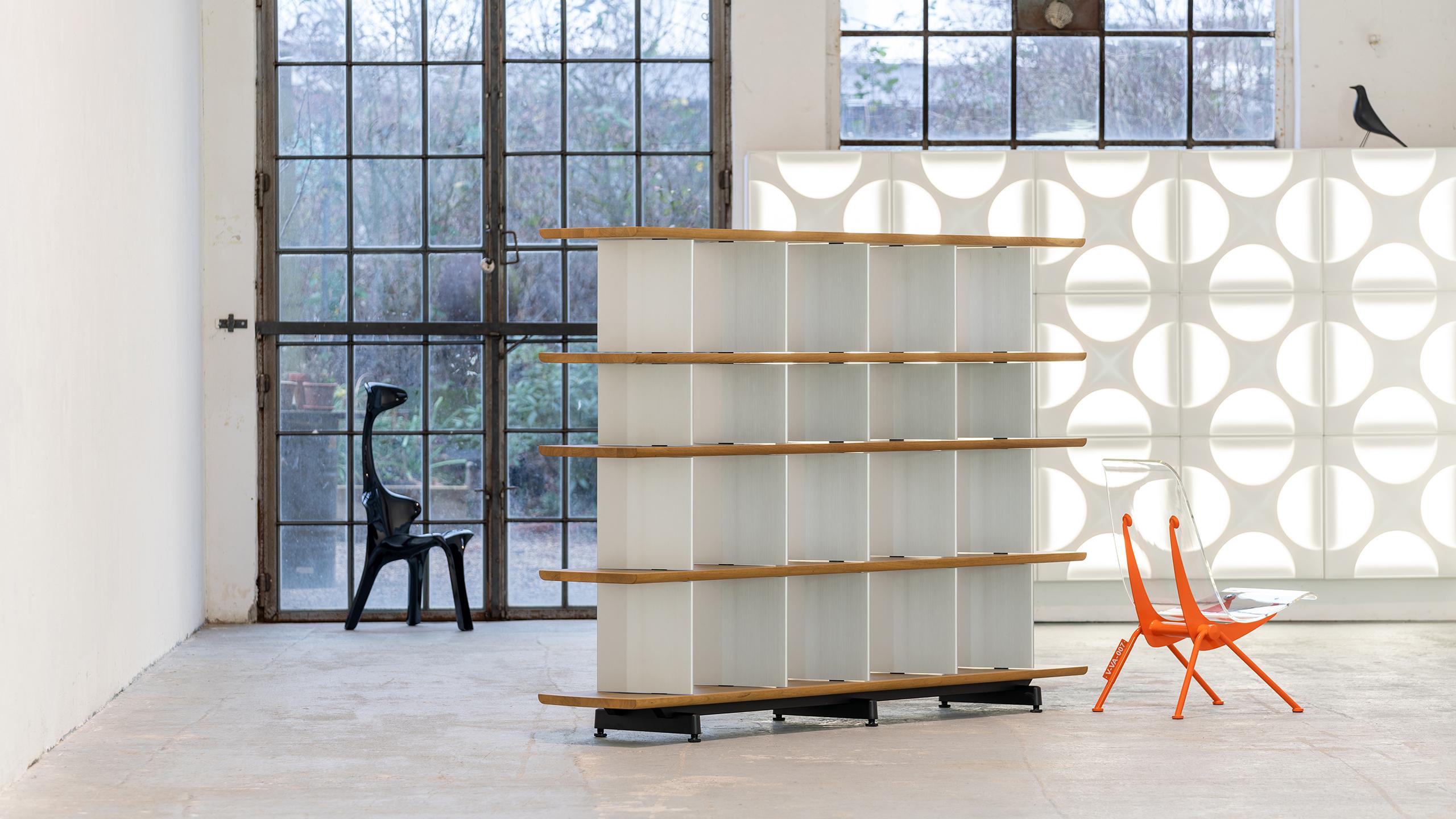 Edward Barber et Jay Osgerby ont conçu Planophore 2014 pour Vitra comme un objet à double usage - séparation de pièces et étagère.
Ses côtés ouverts créent une horizontalité soulignée par les étagères massives aux bords inférieurs arrondis, qui