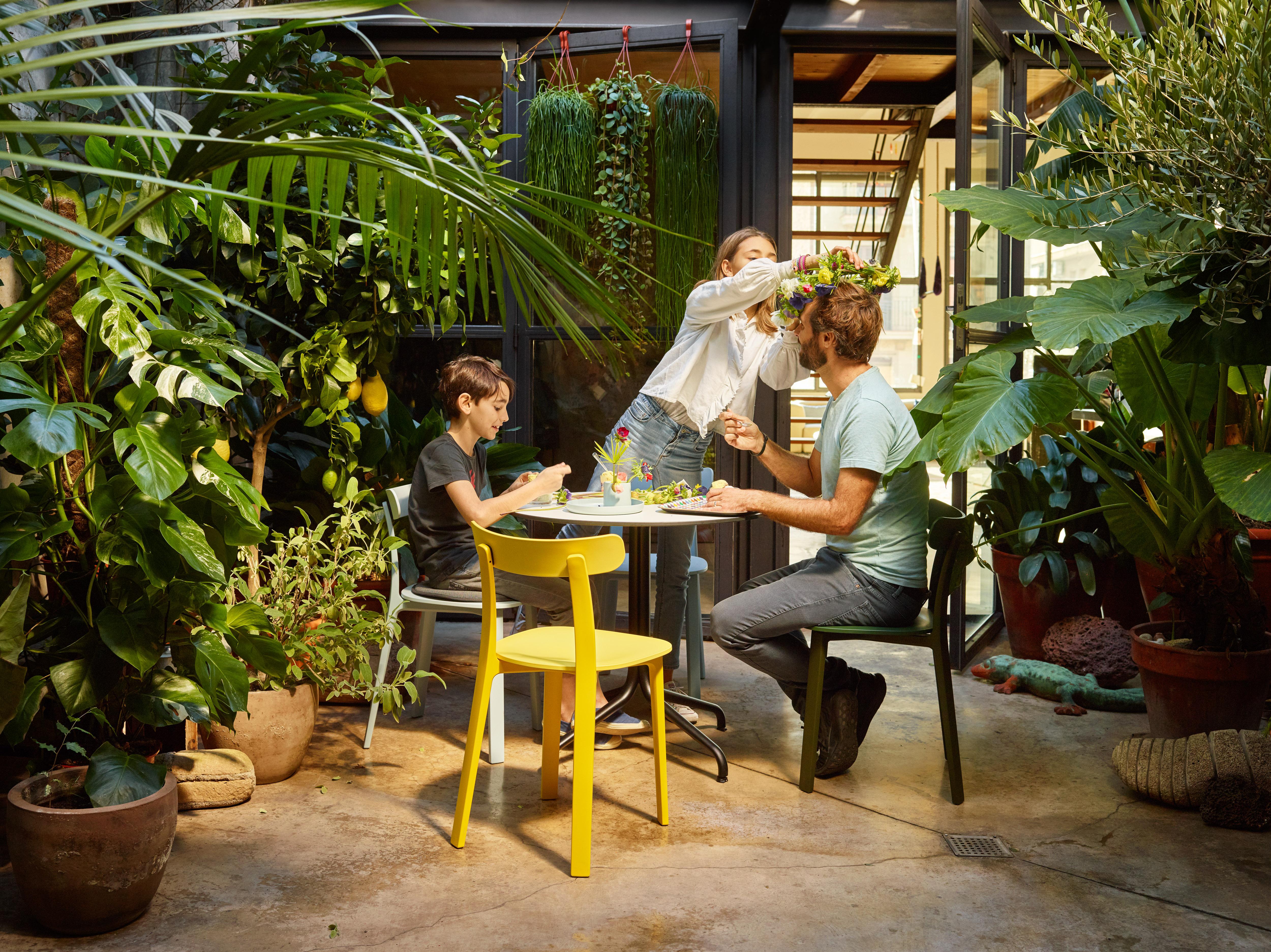 Powder-Coated Vitra Belleville Round Table in Light Oak by Ronan & Erwan Bouroullec For Sale