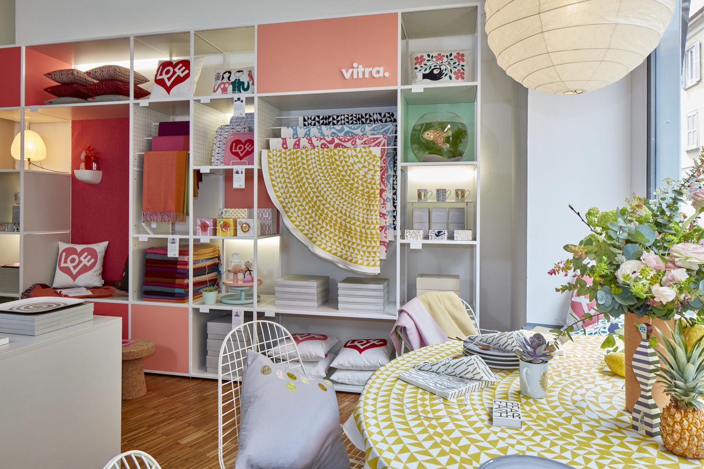 Vitra Round Geometric Tablecloth in Black by Alexander Girard In New Condition For Sale In New York, NY