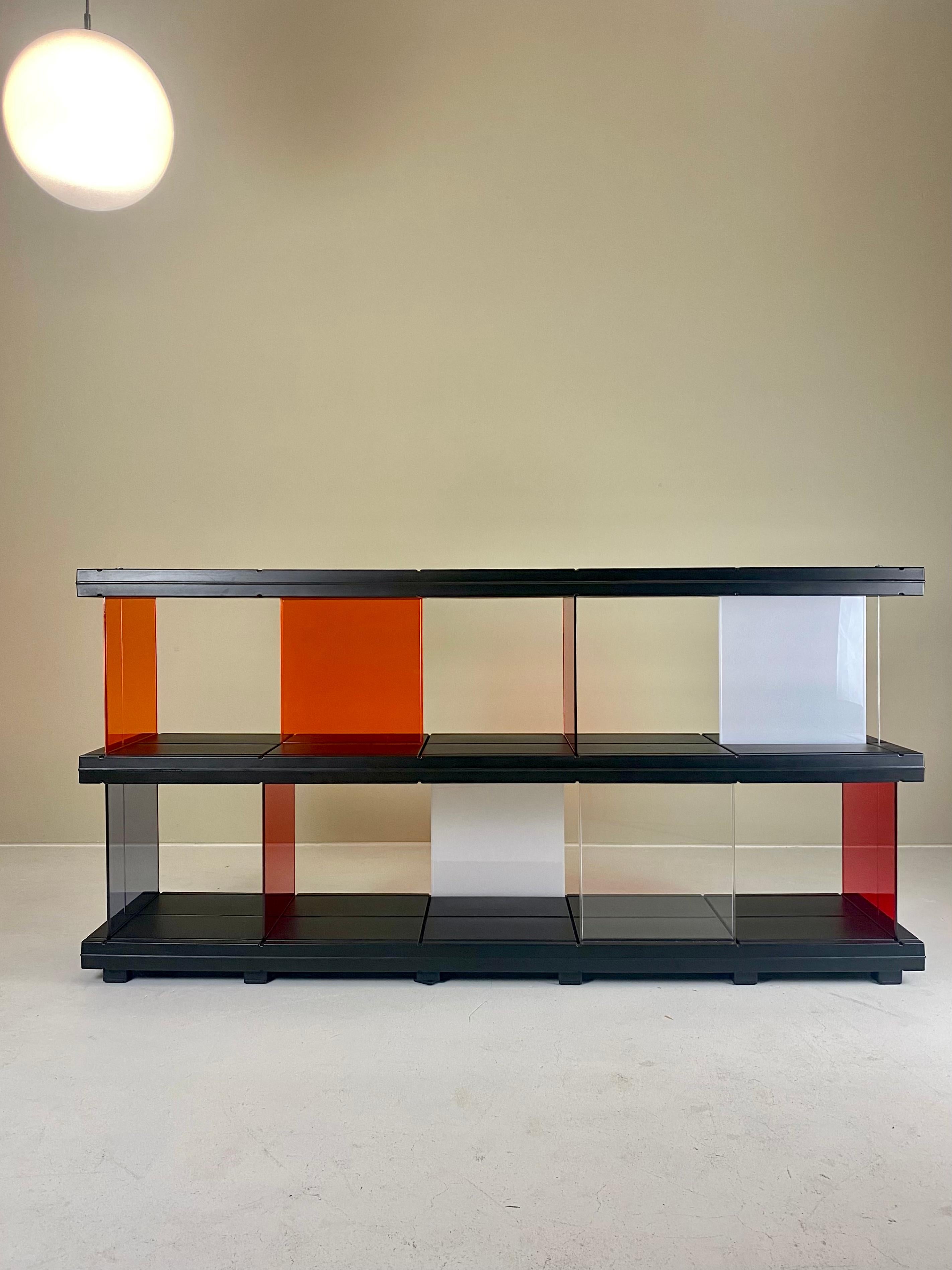Dieses seltene Sideboard, das im Jahr 2000 entworfen wurde und heute nicht mehr produziert wird, ist Ronan & Erwan Bouroullecs moderne Interpretation der klassischen Meisterwerke von Charlotte Perriand und Jean Prouve. 

Das aus geblasenem