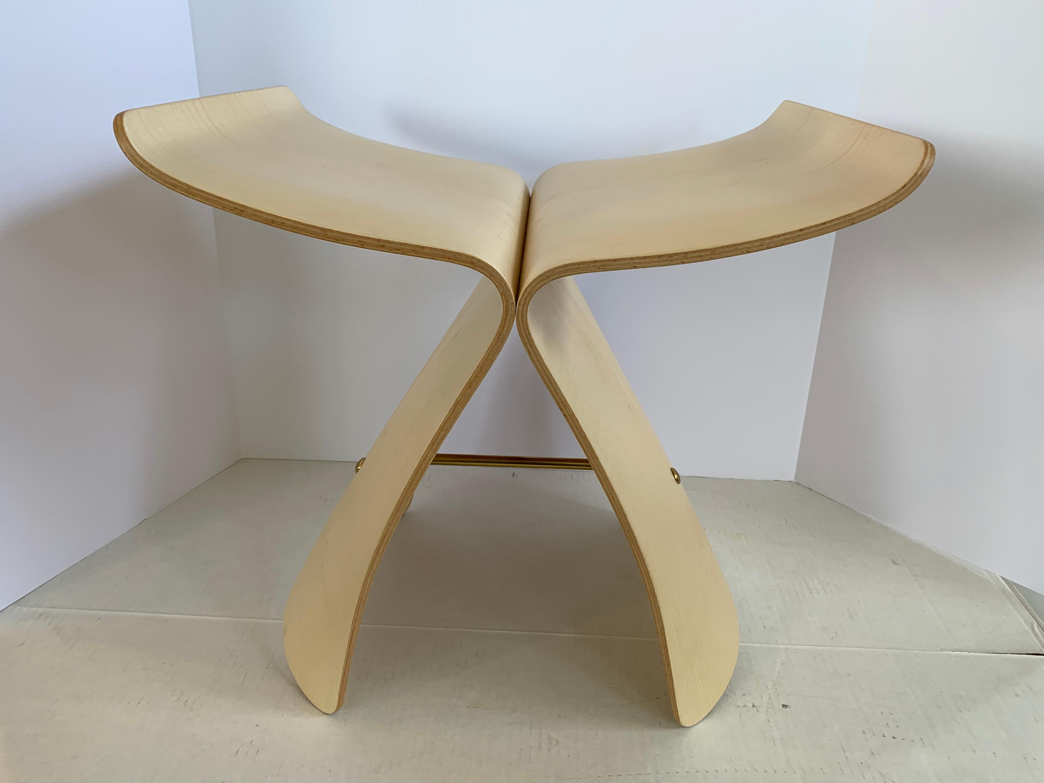 This Vitra butterfly stool combines Eastern forms with the plywood molding technique developed by Charles and Ray Eames. The gently curving silhouette is reminiscent of a butterfly‘s wings and is made of molded maple plywood with a lacquer finish