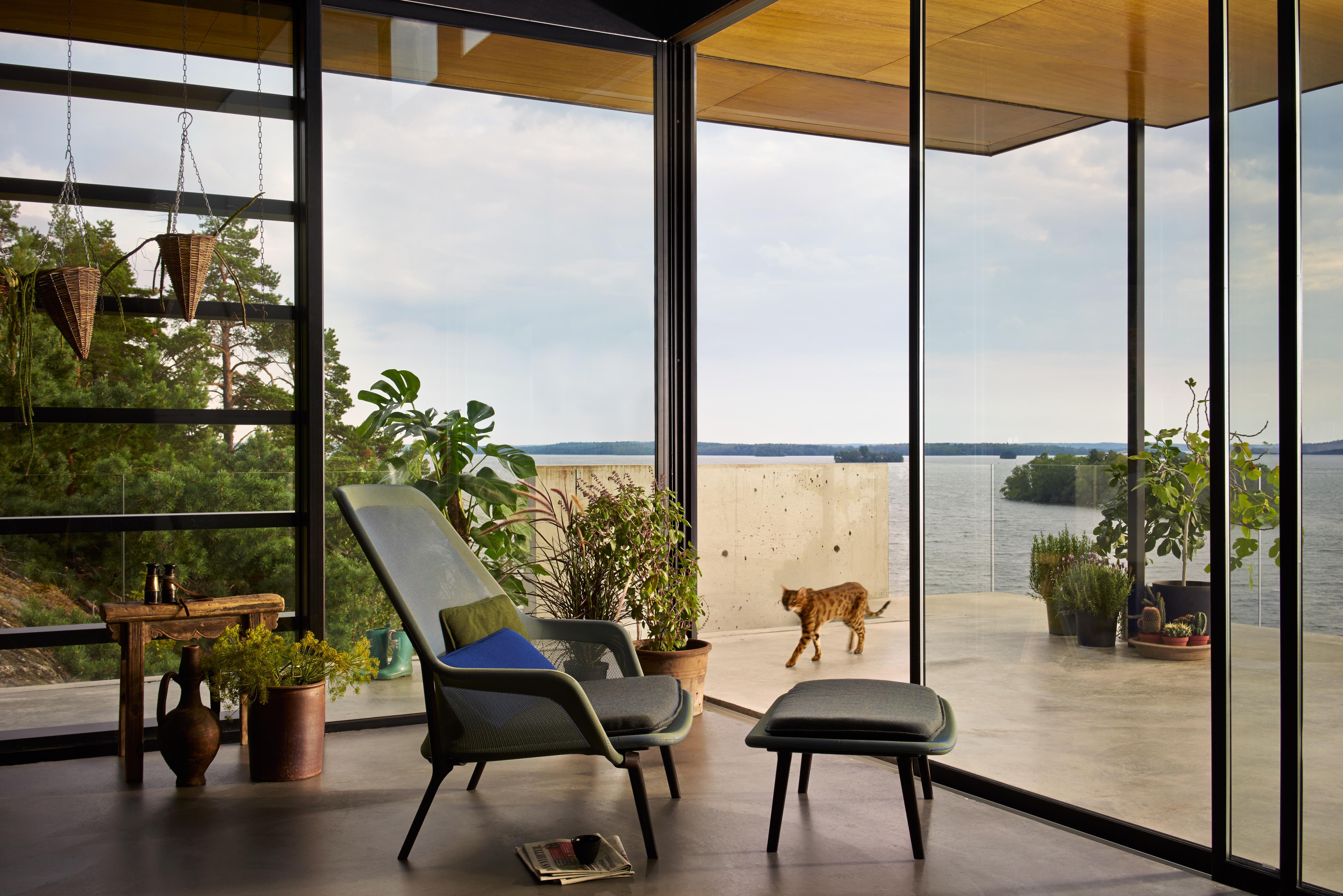 Vitra Slow Chair in Red and Cream by Ronan & Erwan Bouroullec In New Condition For Sale In New York, NY