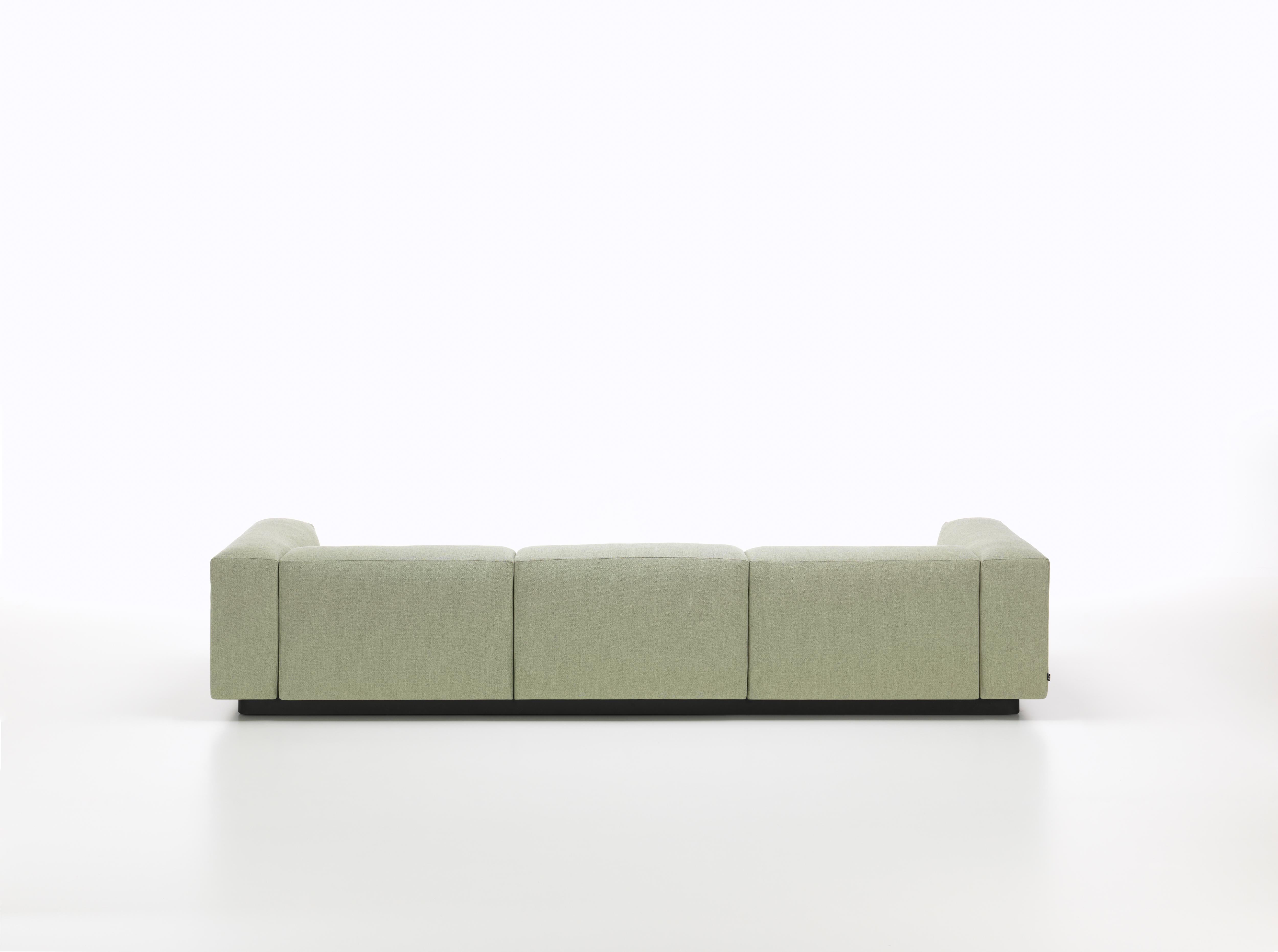 Ces articles ne sont disponibles qu'aux États-Unis.

Le canapé modulaire soft est l'interprétation actualisée par Jasper Morrison de ce qui est devenu un classique moderne : le canapé modulaire à assise basse, avec un accent résolument horizontal.