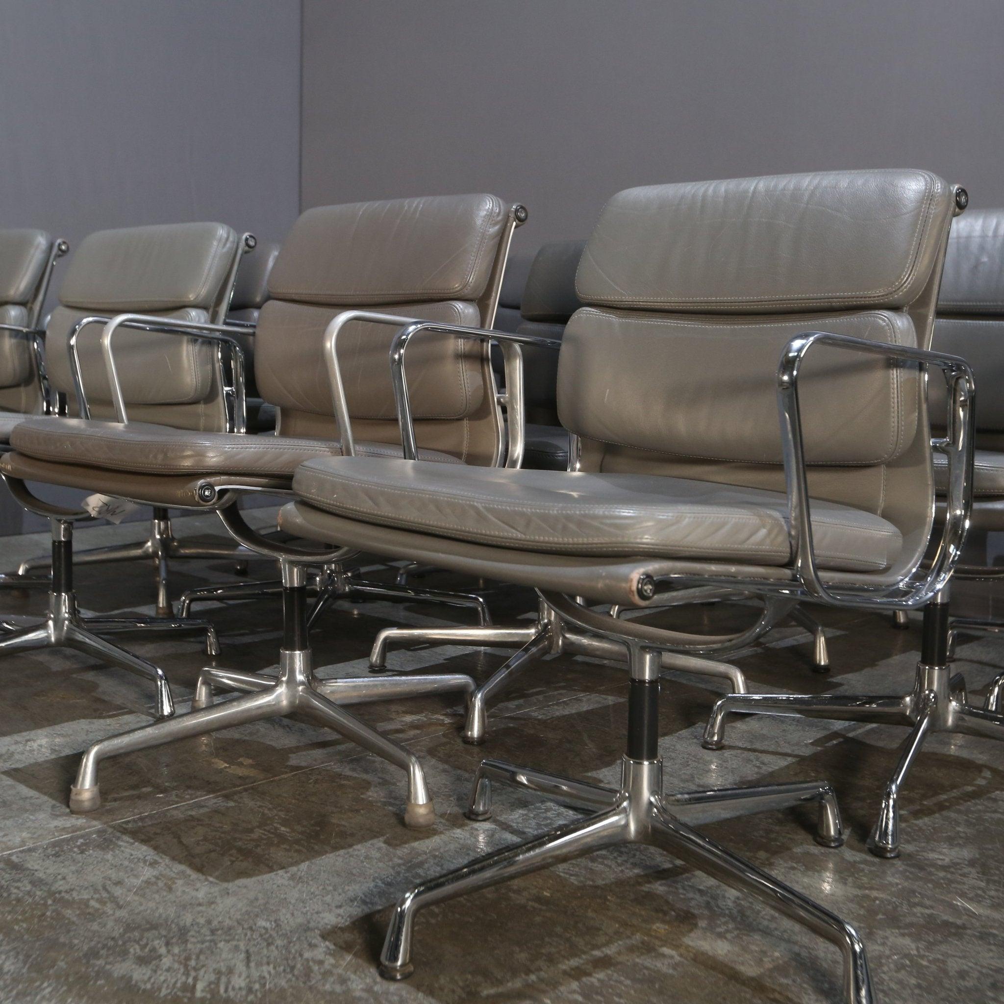 Vitra Soft Pad EA208 Chair by Charles & Ray Eames For Sale 3