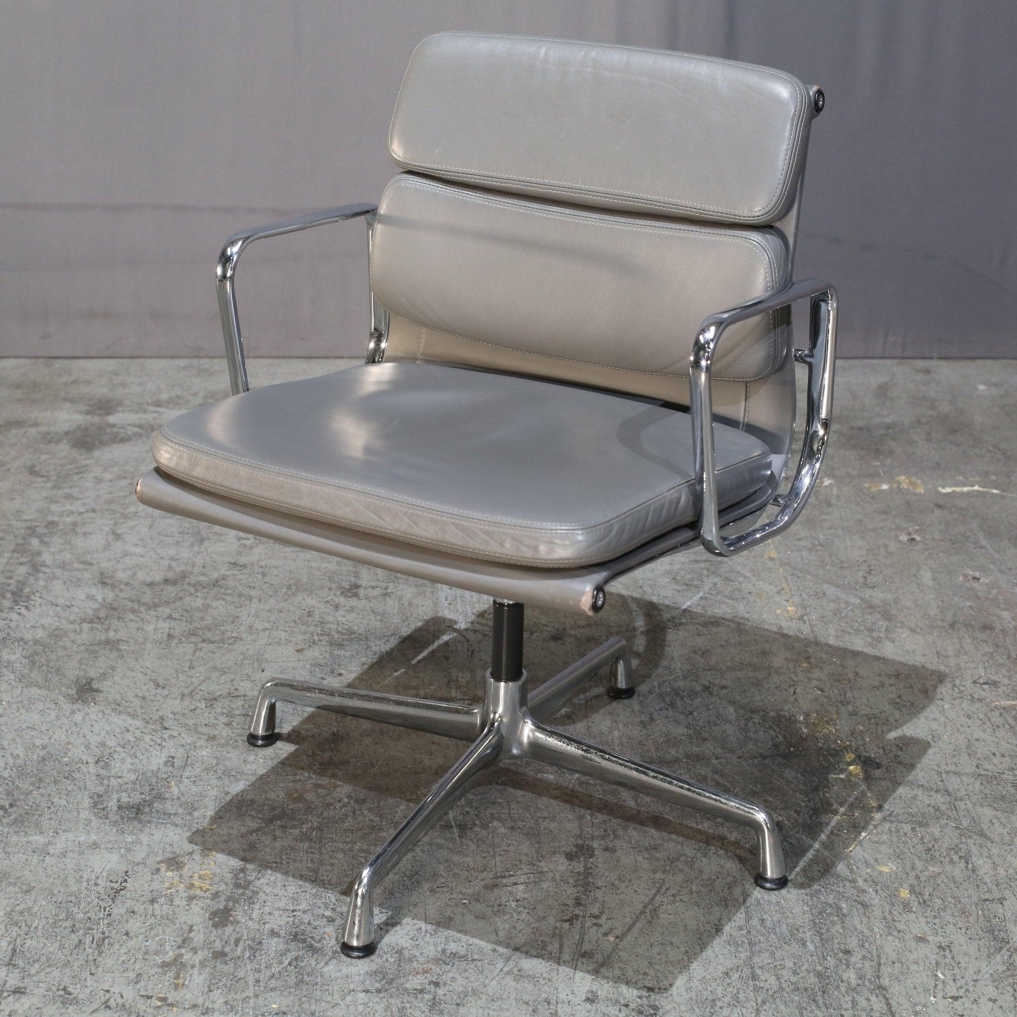 Modern Vitra Soft Pad EA208 Chair by Charles & Ray Eames For Sale