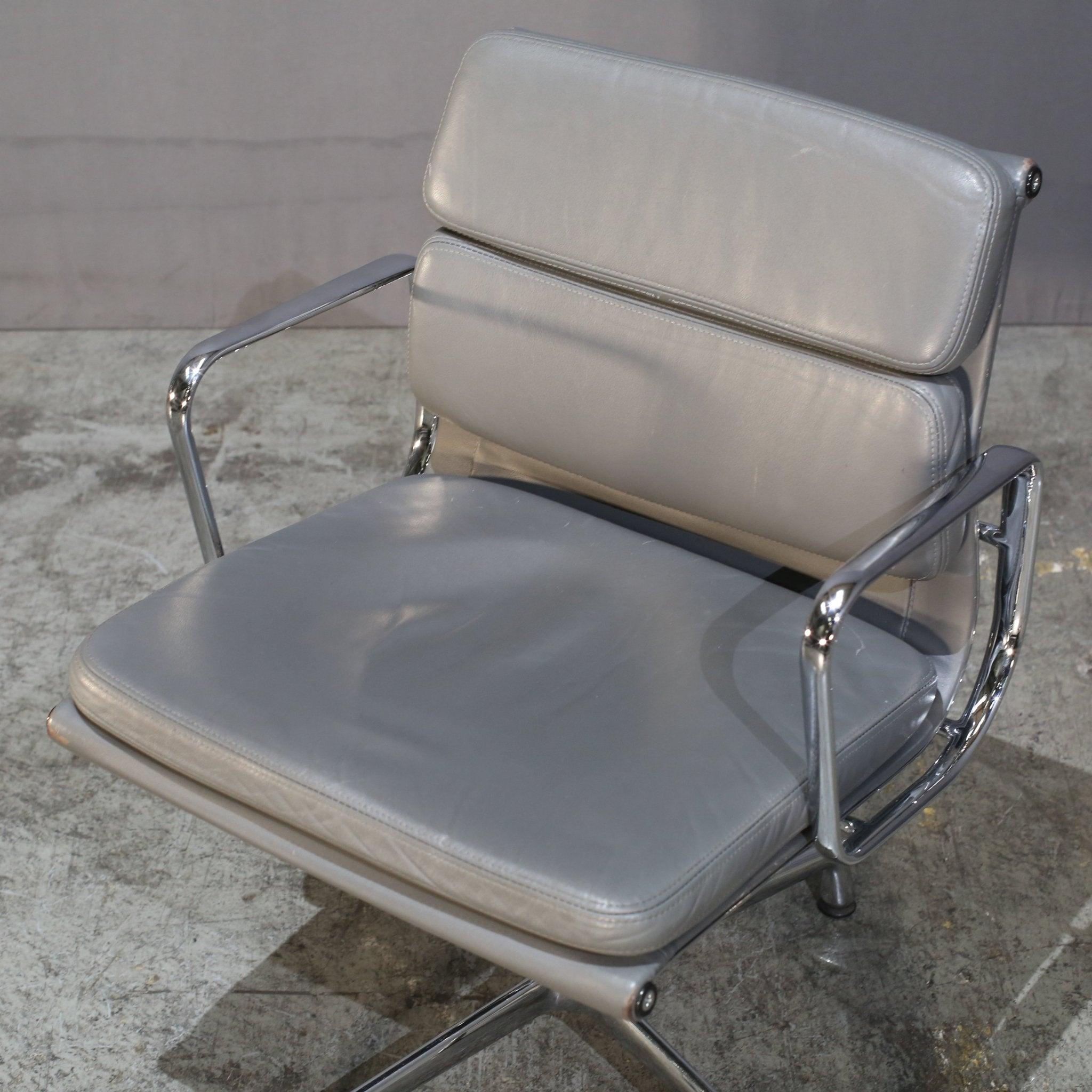 Vitra Soft Pad EA208 Chair by Charles & Ray Eames In Good Condition For Sale In Basildon, London
