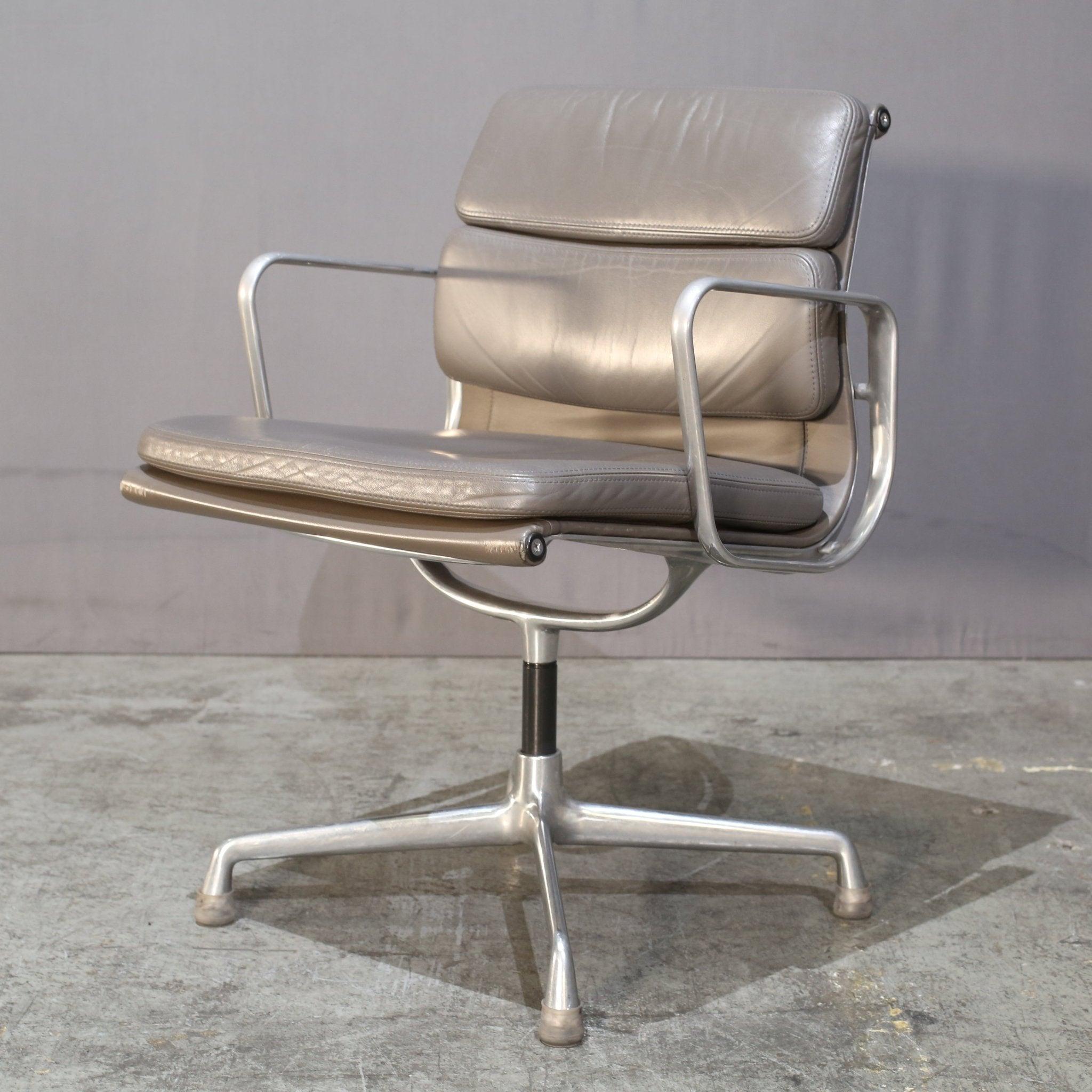 Contemporary Vitra Soft Pad EA208 Chair by Charles & Ray Eames For Sale
