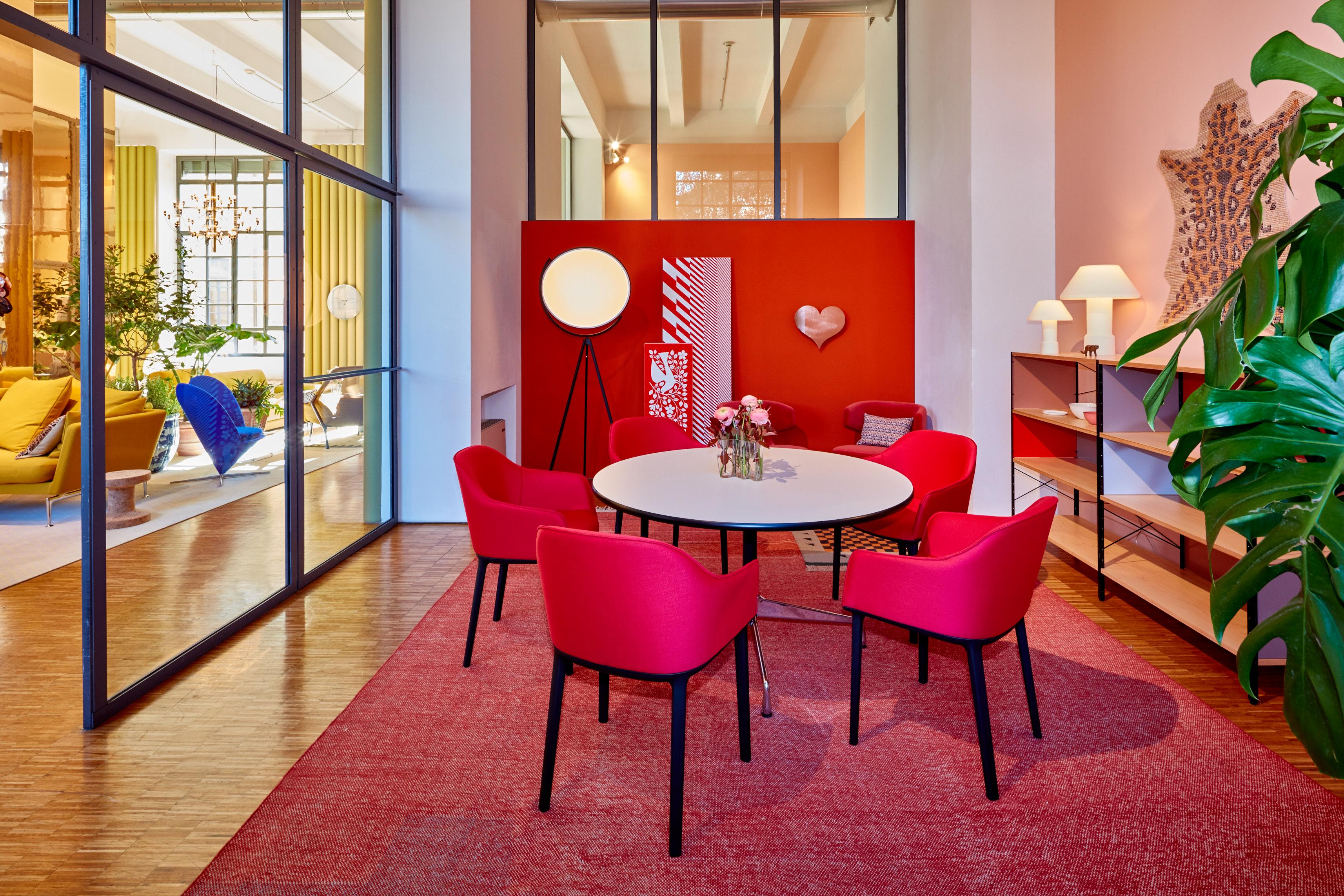 Vitra Soft Shell Chair in Cream & Dark Red Moss by Ronan & Erwan Bouroullec im Angebot 1