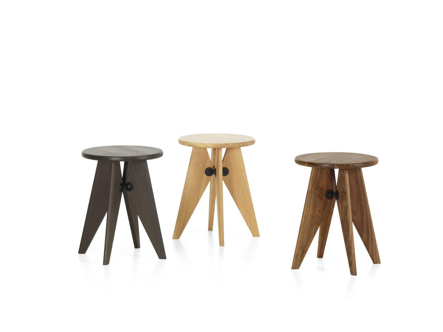 Vitra Tabouret Solvay stool in natural oak by Jean Prouvé. Tabouret Solvay bears the unmistakable signature of Jean Prouvé, reflecting an aesthetic based on structural requirements. Tabouret Solvay is a simple, robust stool made of solid wood that