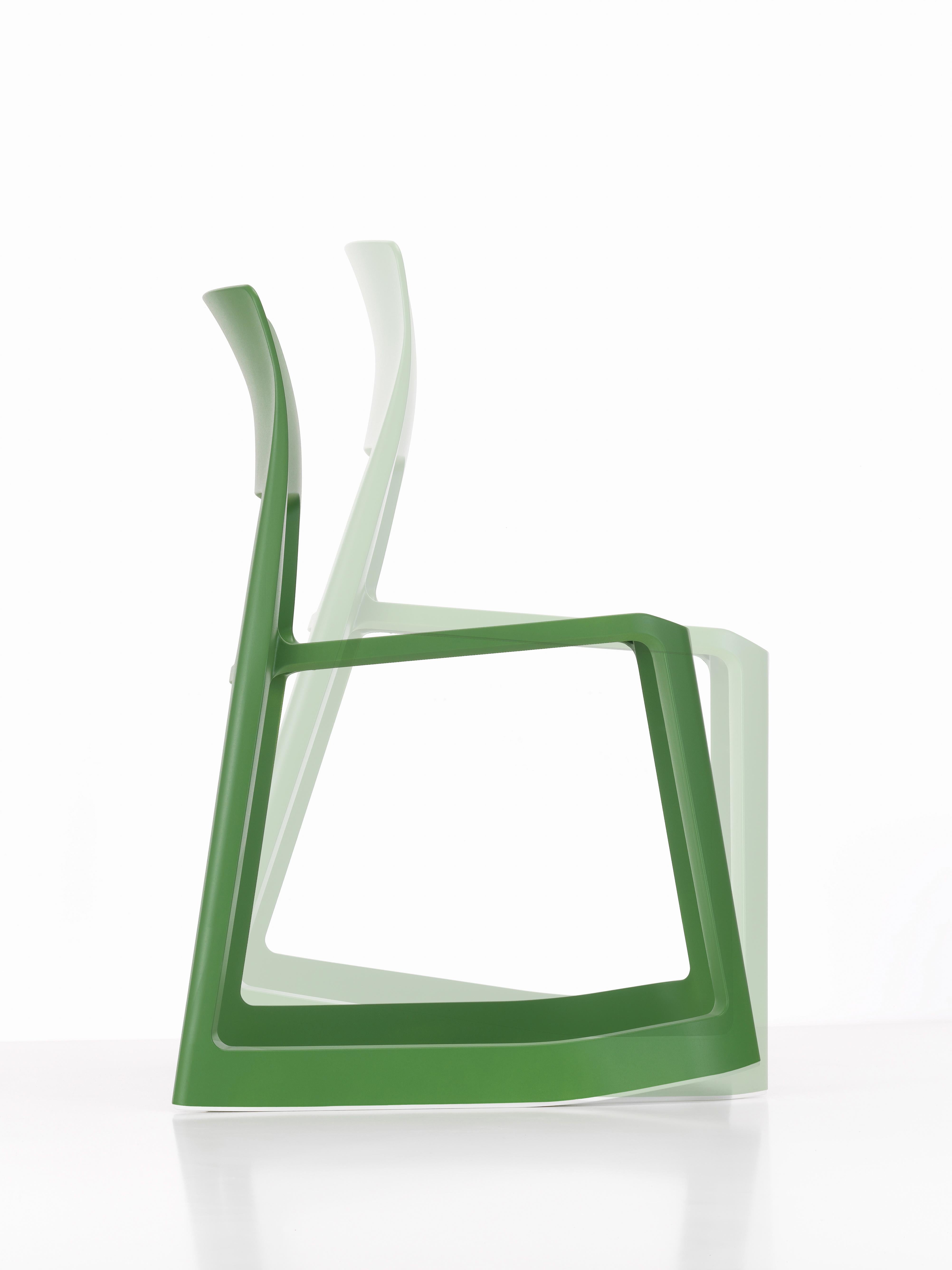 Tip ton defines a whole new chair typology: the solid plastic chair with forward-tilt action. Its name refers to the characteristic dual sitting postures, from a normal position, tip ton can be tilted forward a few degrees where the chair then stays